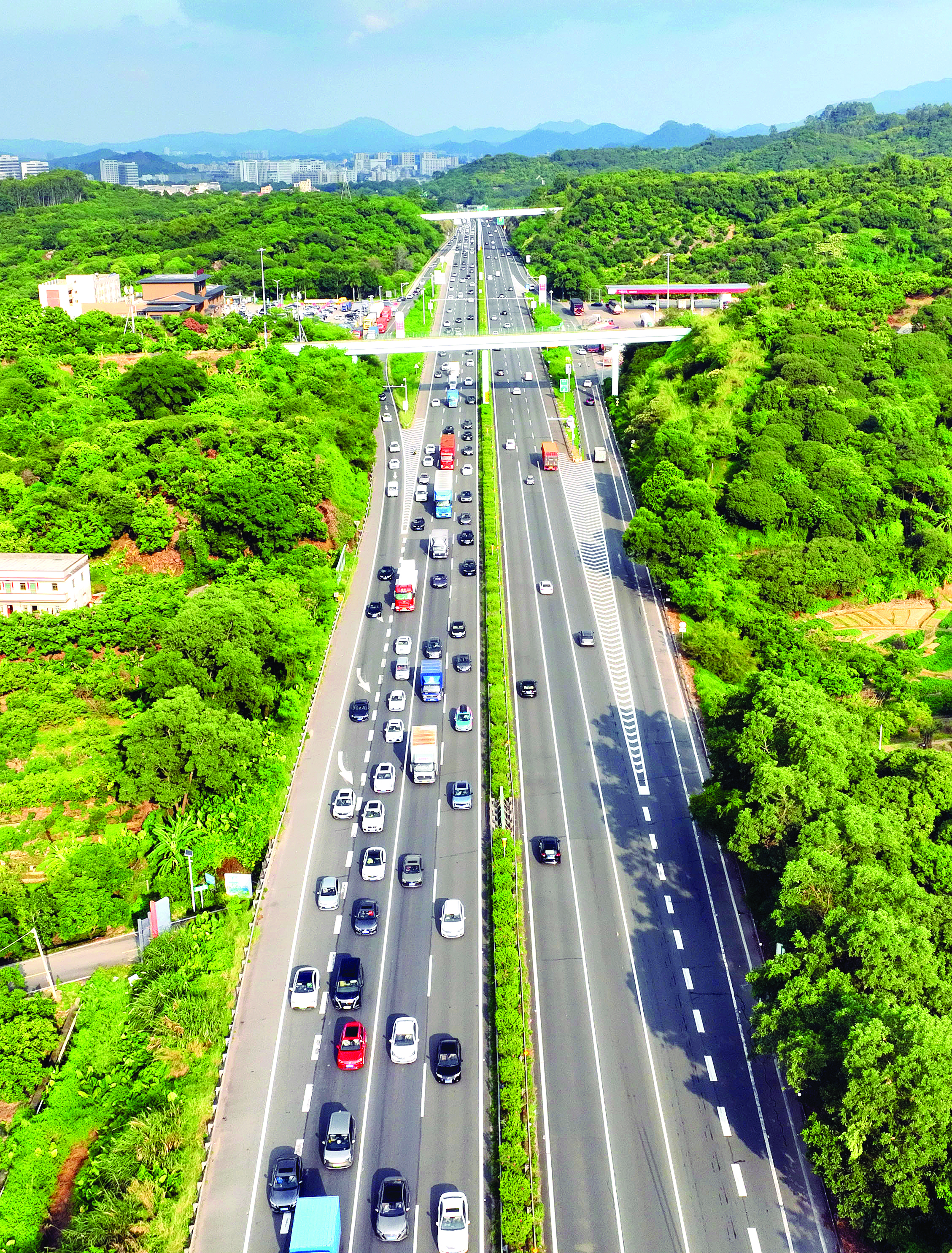     7日下午，甬莞高速沥林段返程车流增大。惠州日报记者杨建业 摄
