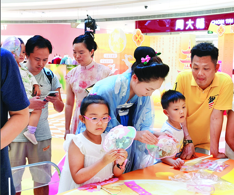     市民在商场体验制作明月灯。    惠州日报记者骆国红 叶丽莎 摄