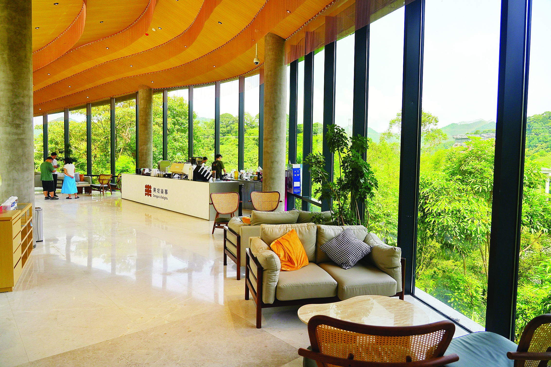     在香溪谷驿站，游客可远眺青山。