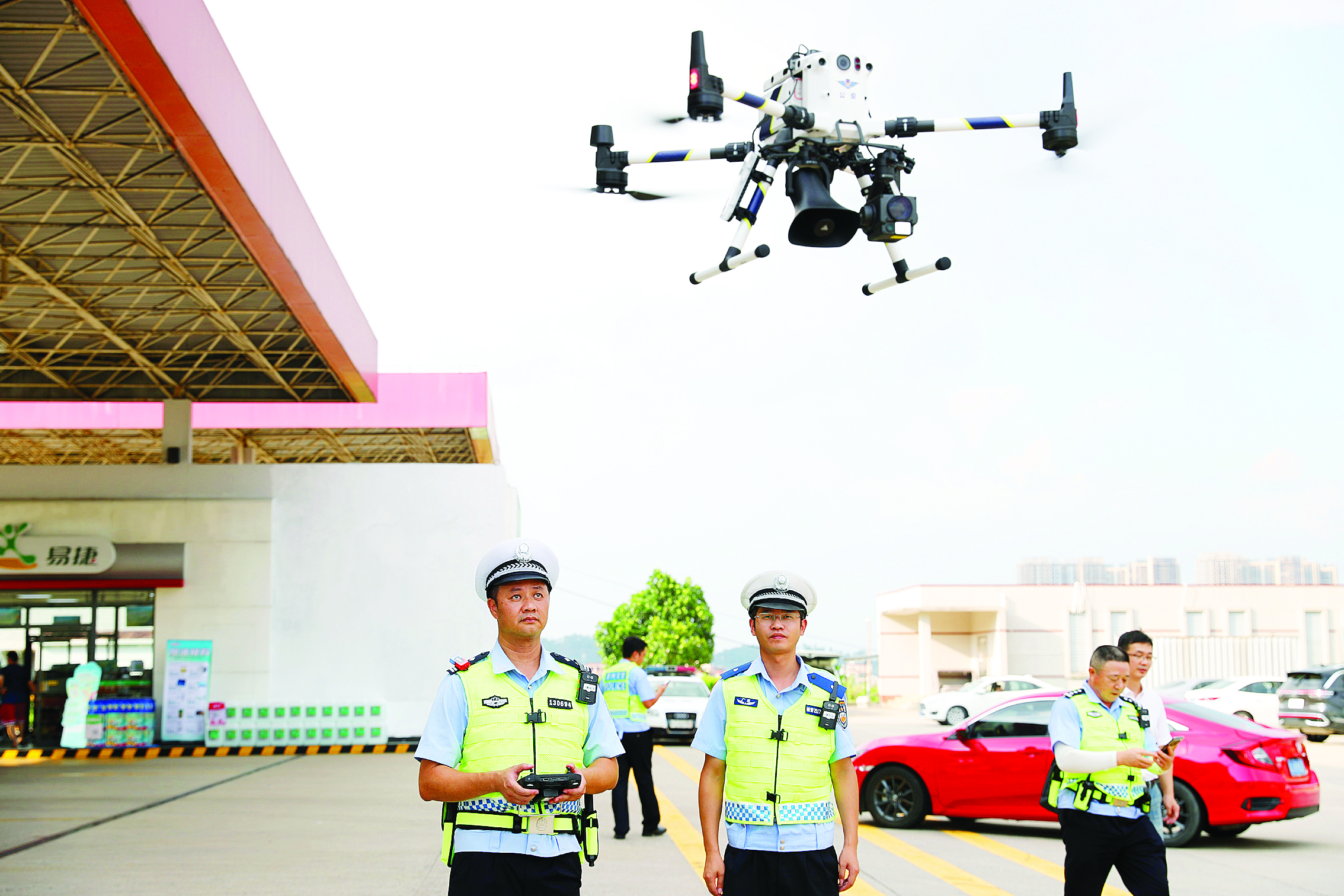     交警在高速公路服务区利用无人机查看交通情况。惠州日报记者杨建业 摄