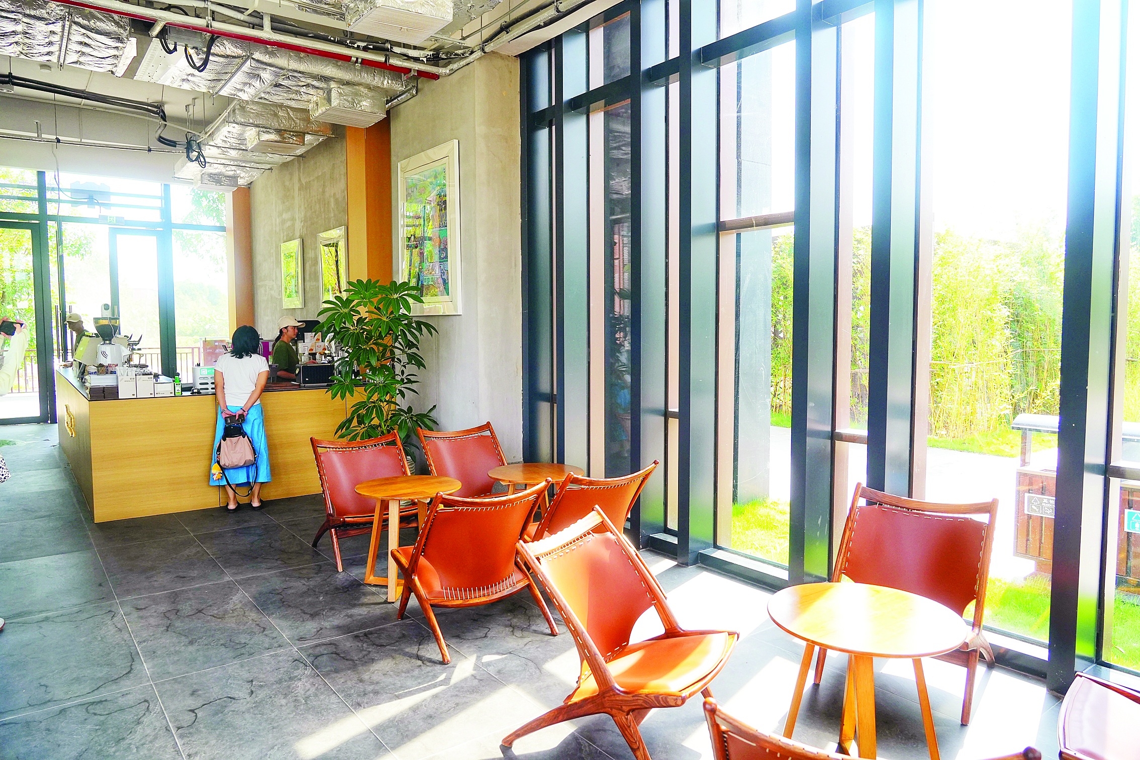     游客在休闲区购买咖啡。本组图片 惠州日报记者朱金赞 黄宇翔 摄