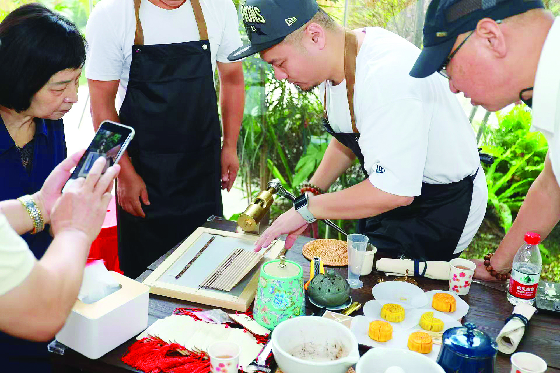     游客在惠城区祝屋巷祝枝山馆制作线香。    惠州日报记者彭红霞 通讯员张海玲 摄