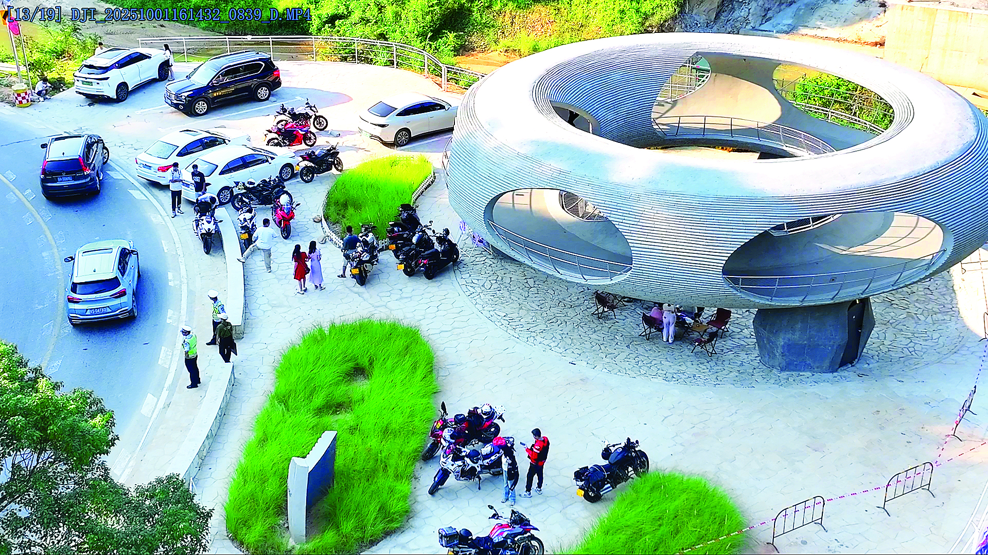     游客在218最美旅游公路沿途的绿屏石滩艺术装置打卡。