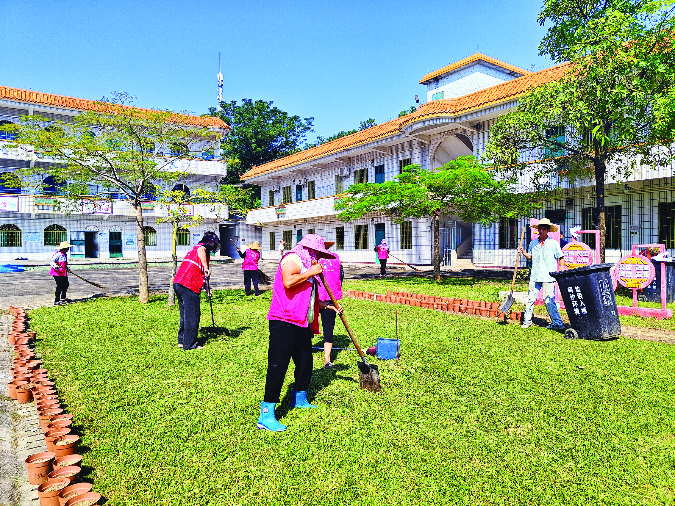     市民群众积极做好防蚊灭蚊工作。    惠州日报记者谢菁菁 通讯员惠城融媒 摄