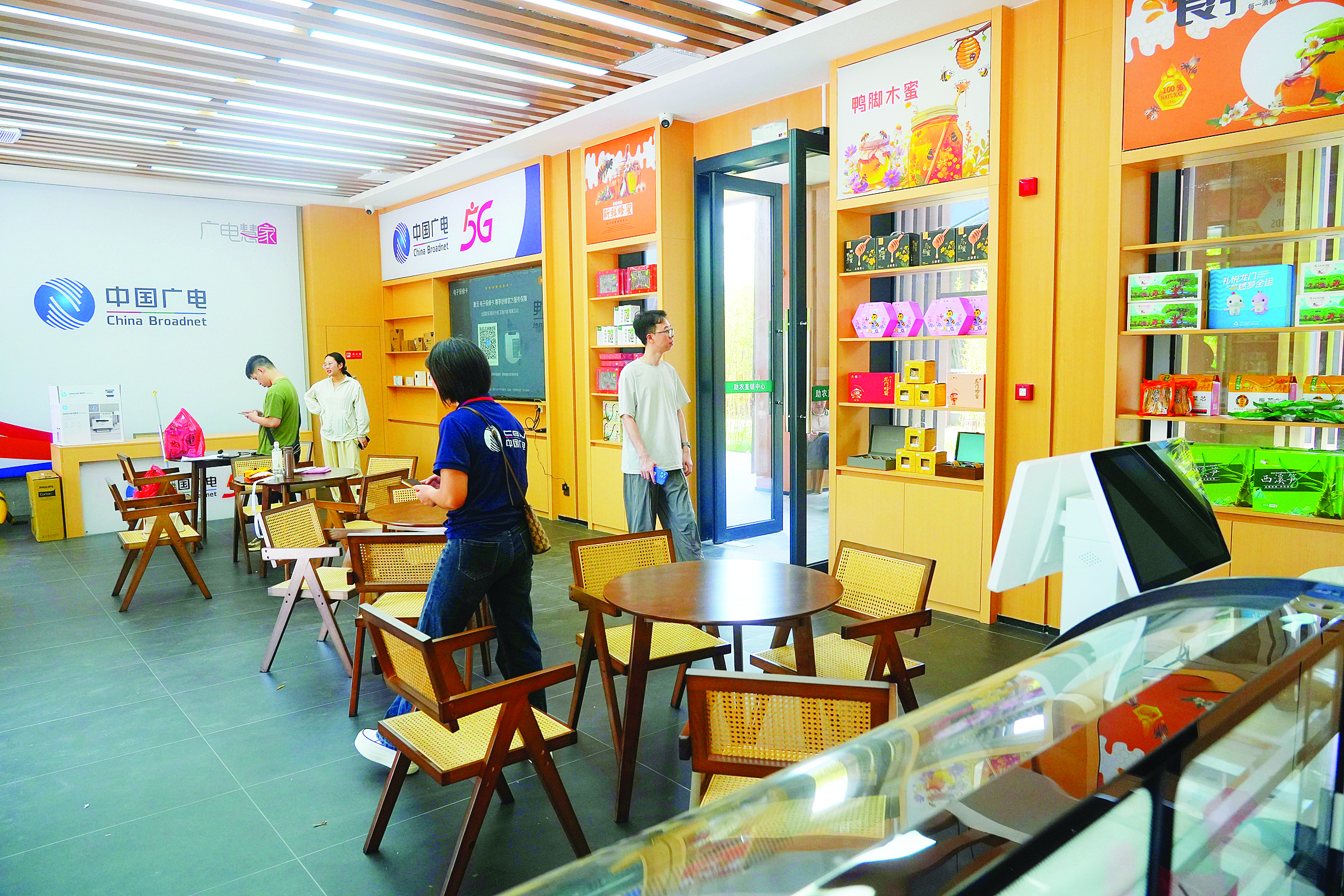     永汉河驿站助农直销中心一角。