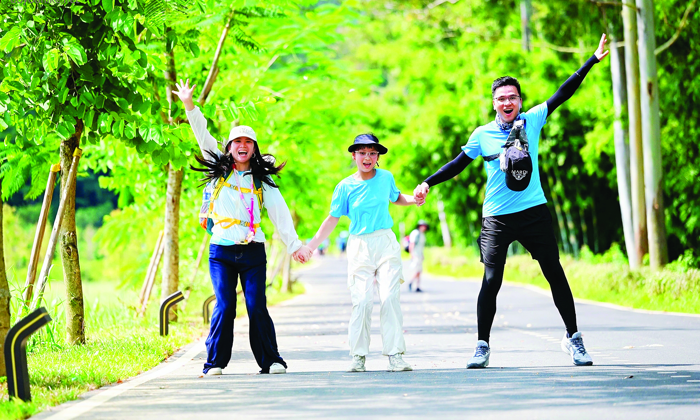     游人欢乐徒步。惠州日报记者李燕文 通讯员博罗宣 摄