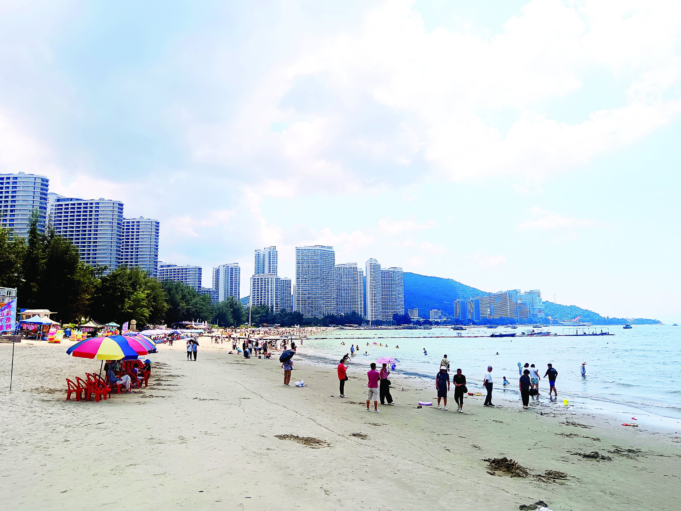     惠东巽寮湾，游客在海边游玩。惠州日报记者蔡伟健 摄