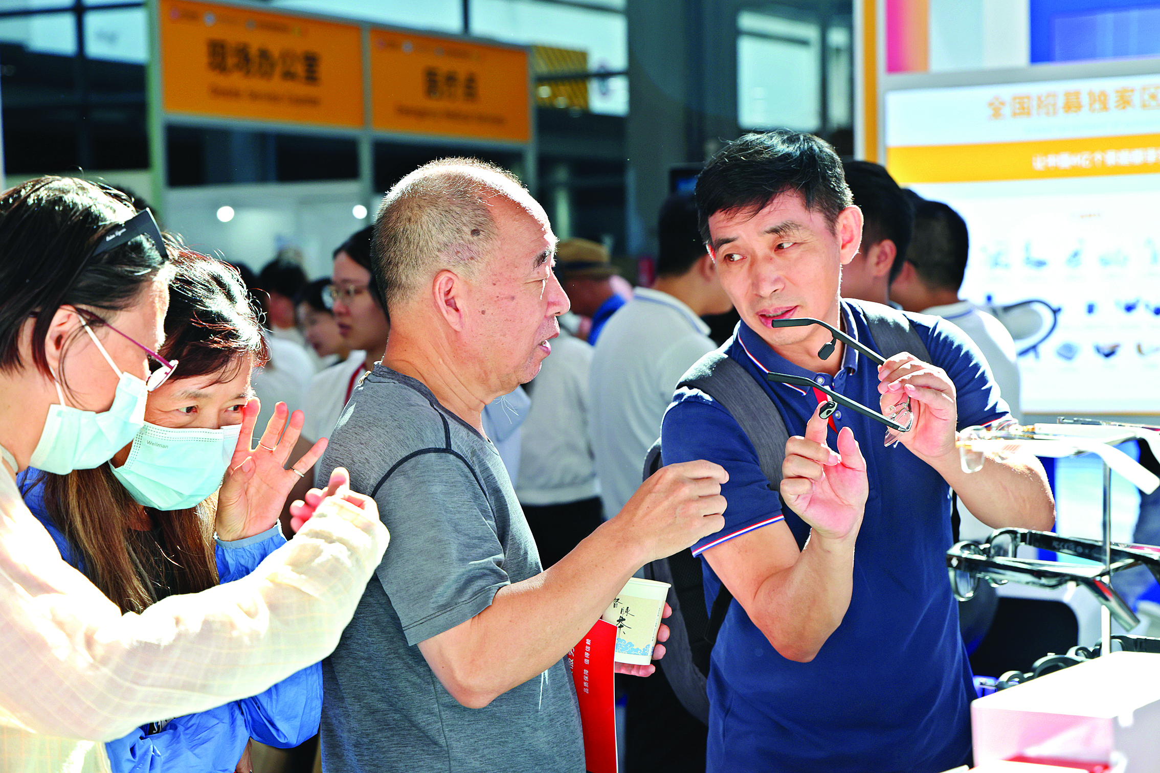     观众在2025深圳国际智慧养老产业博览会现场了解一款助听AI智能眼镜。新华社发