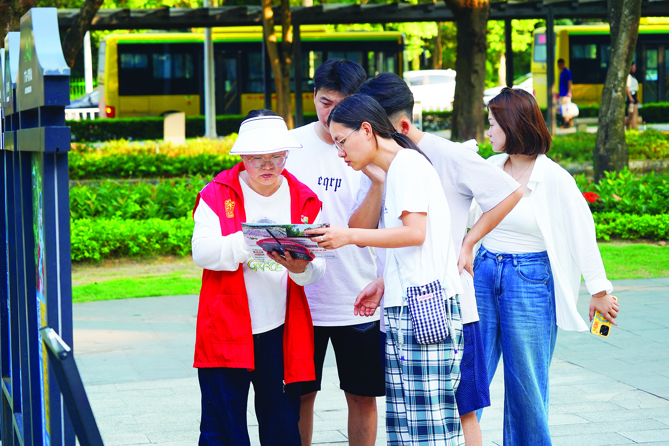     志愿者在罗浮山景区为游人服务。