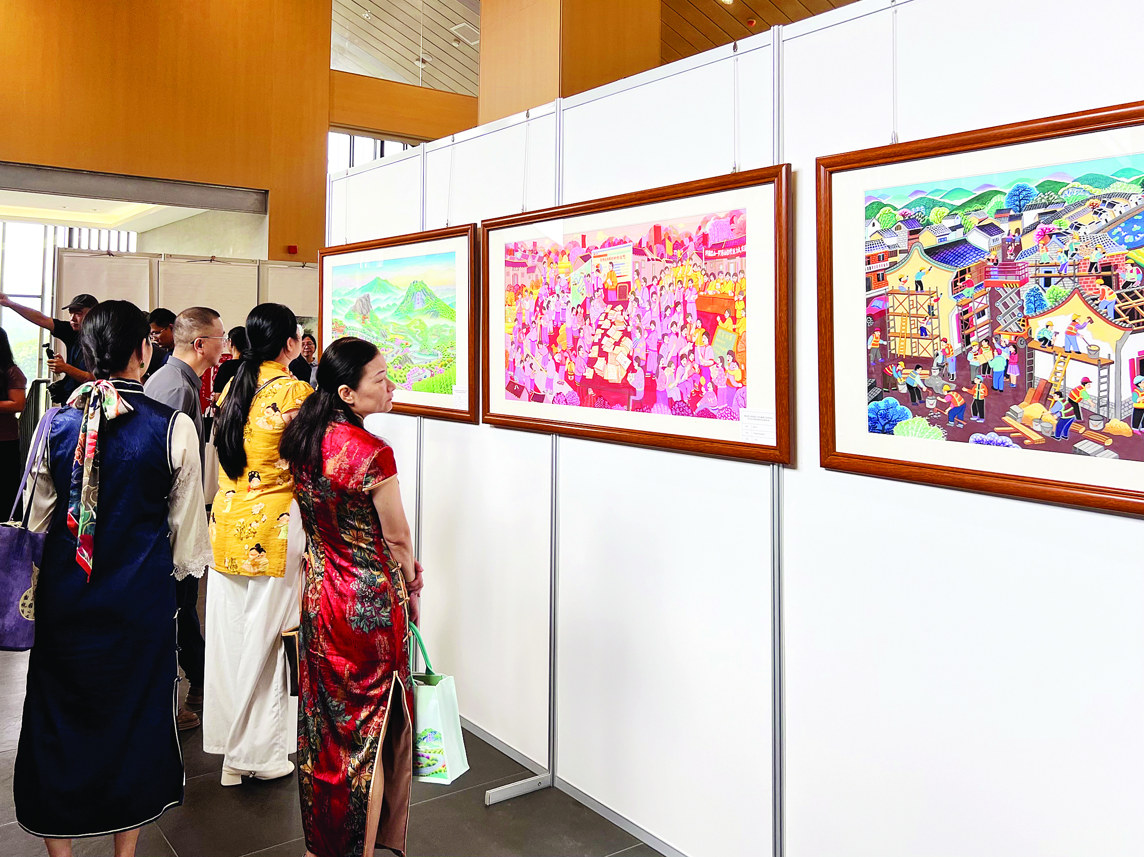     市民游客在永汉河驿站观展。