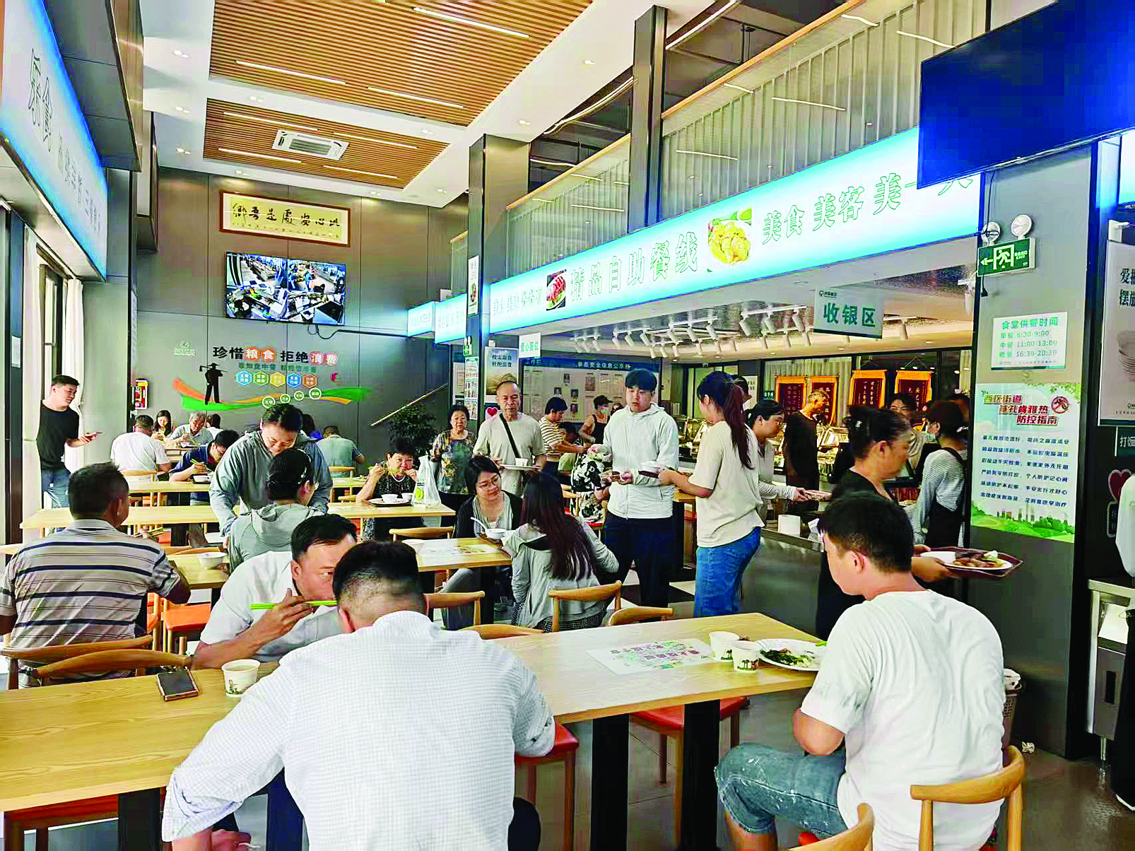     西区街道龙光社区幸福食堂吸引了不少市民光顾。