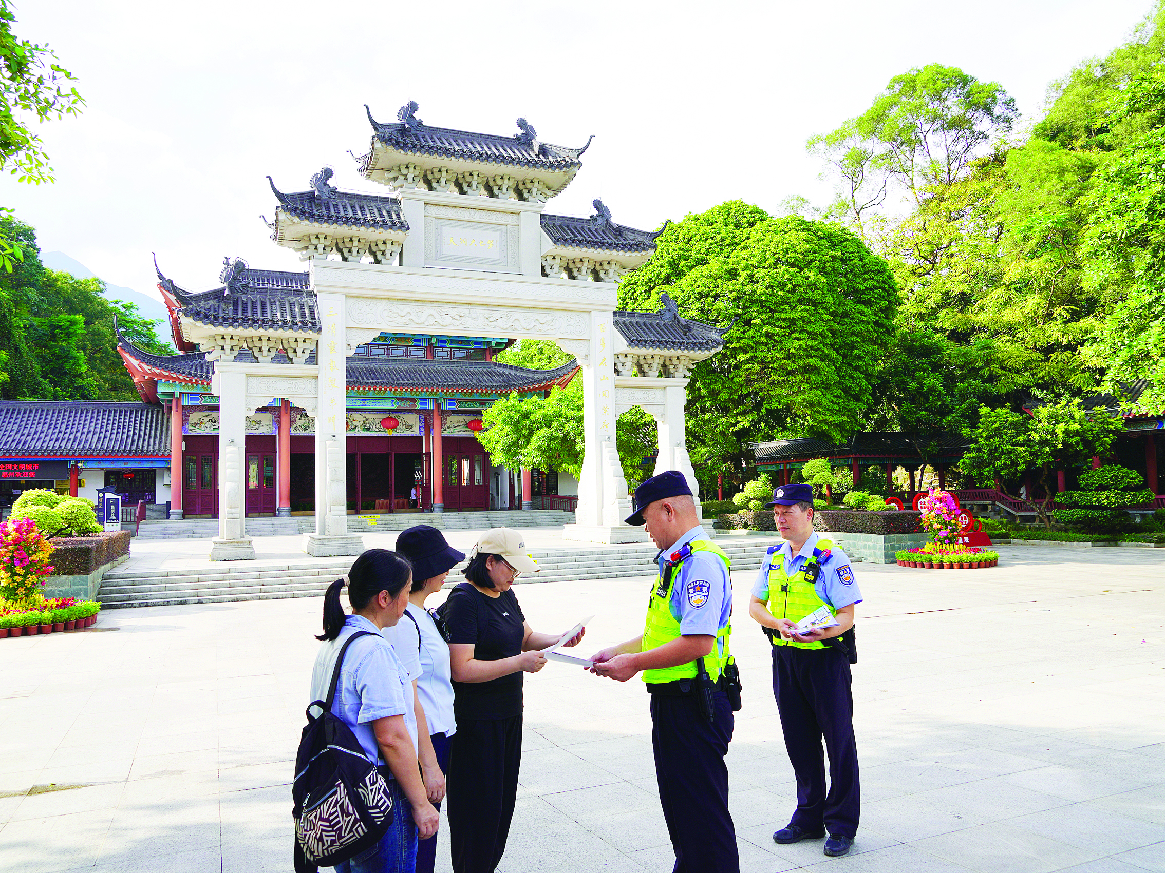     惠州公安为市民游客提供帮助。本组图片由市公安局提供