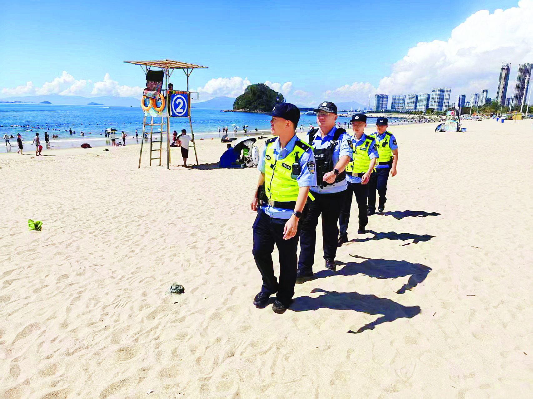     双节假期惠州公安在景区巡逻。