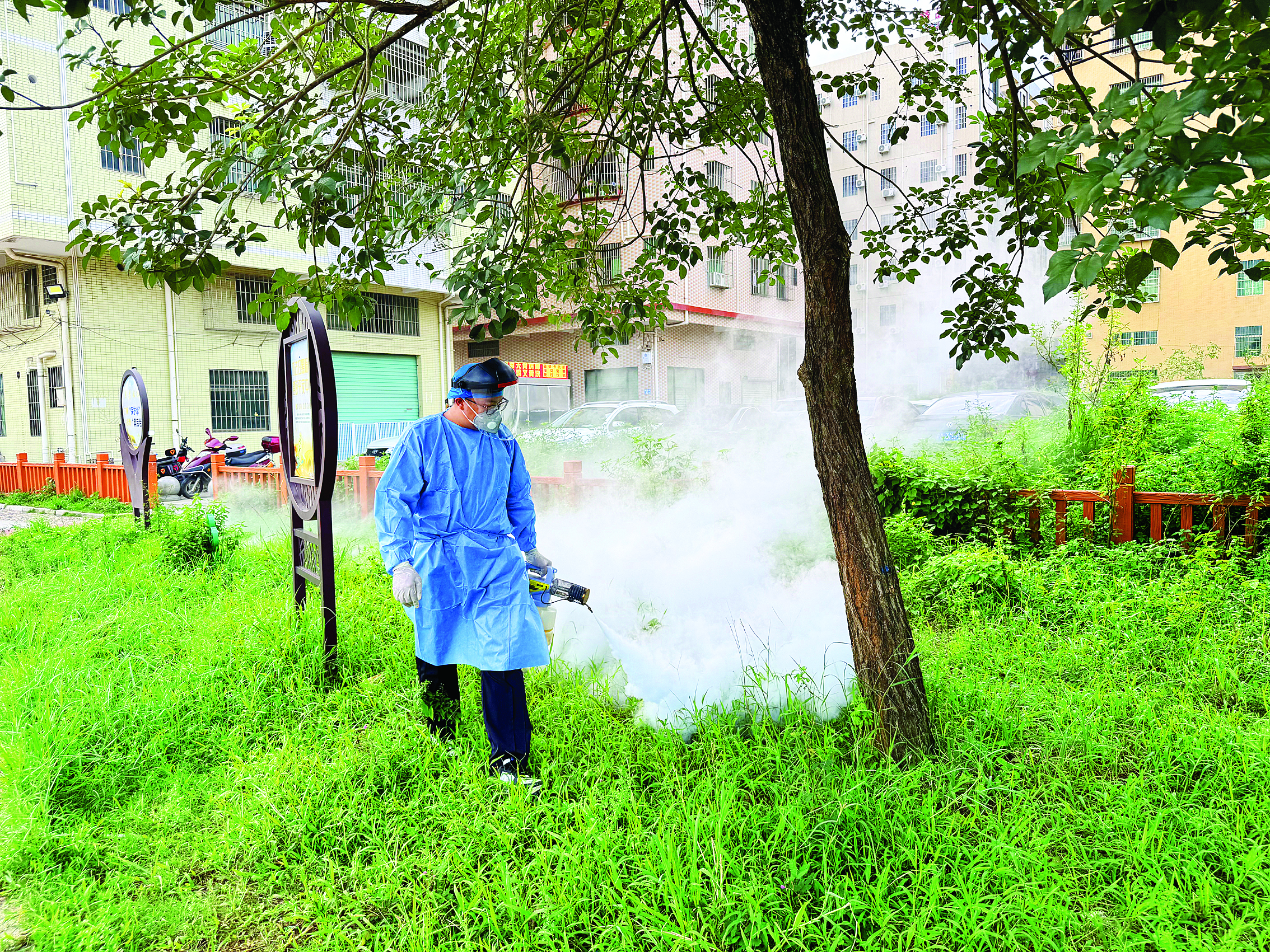     消杀人员用环保杀虫剂喷洒草地。惠州日报记者黄尉宏 摄