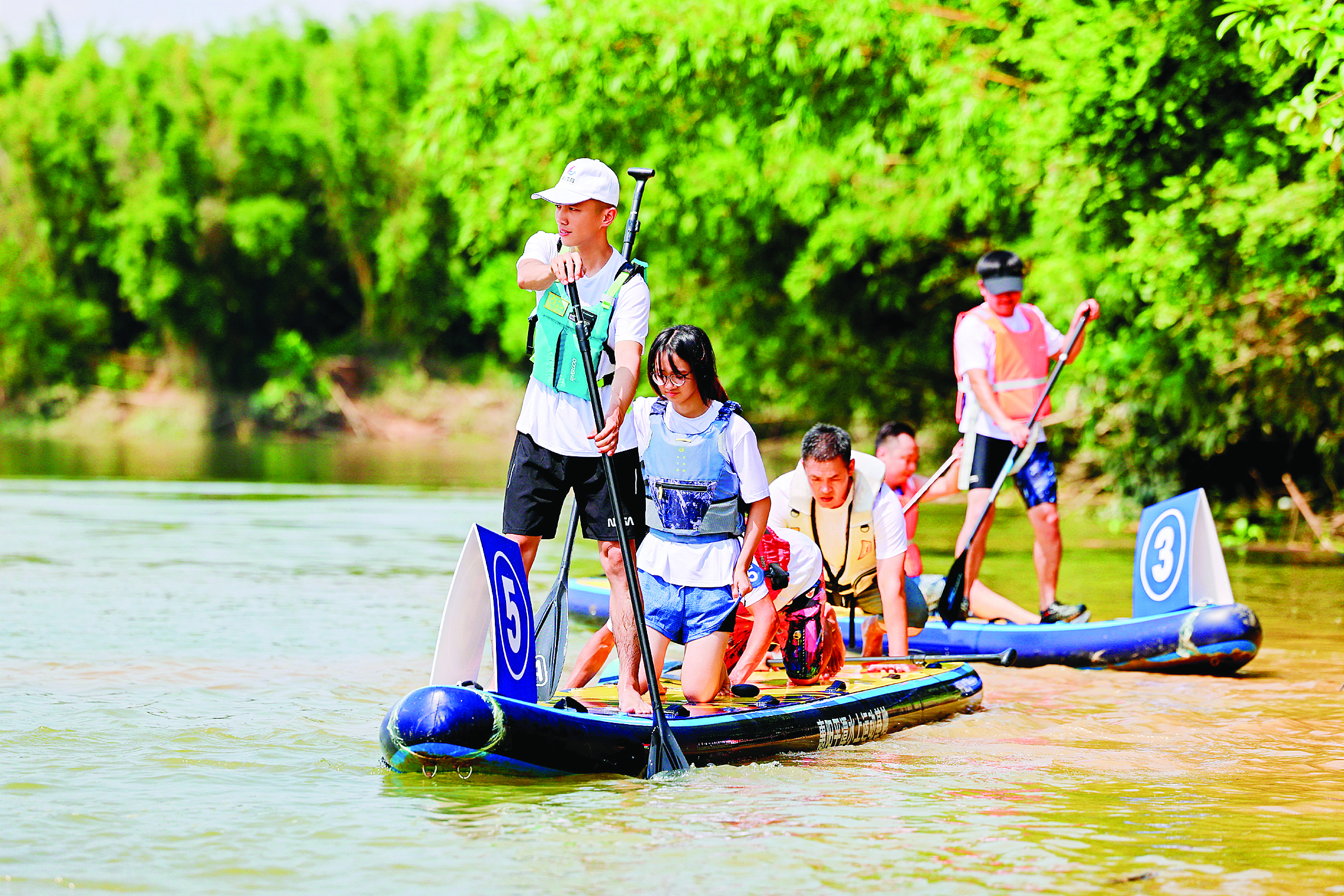     游客在平潭水上运动基地玩桨板。