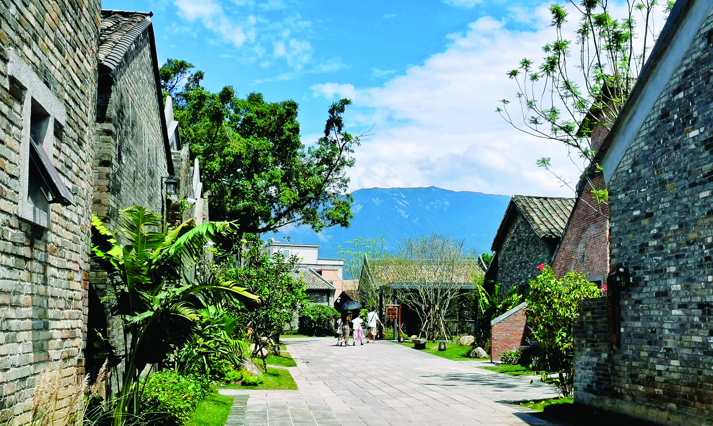     游客在山下村游玩。