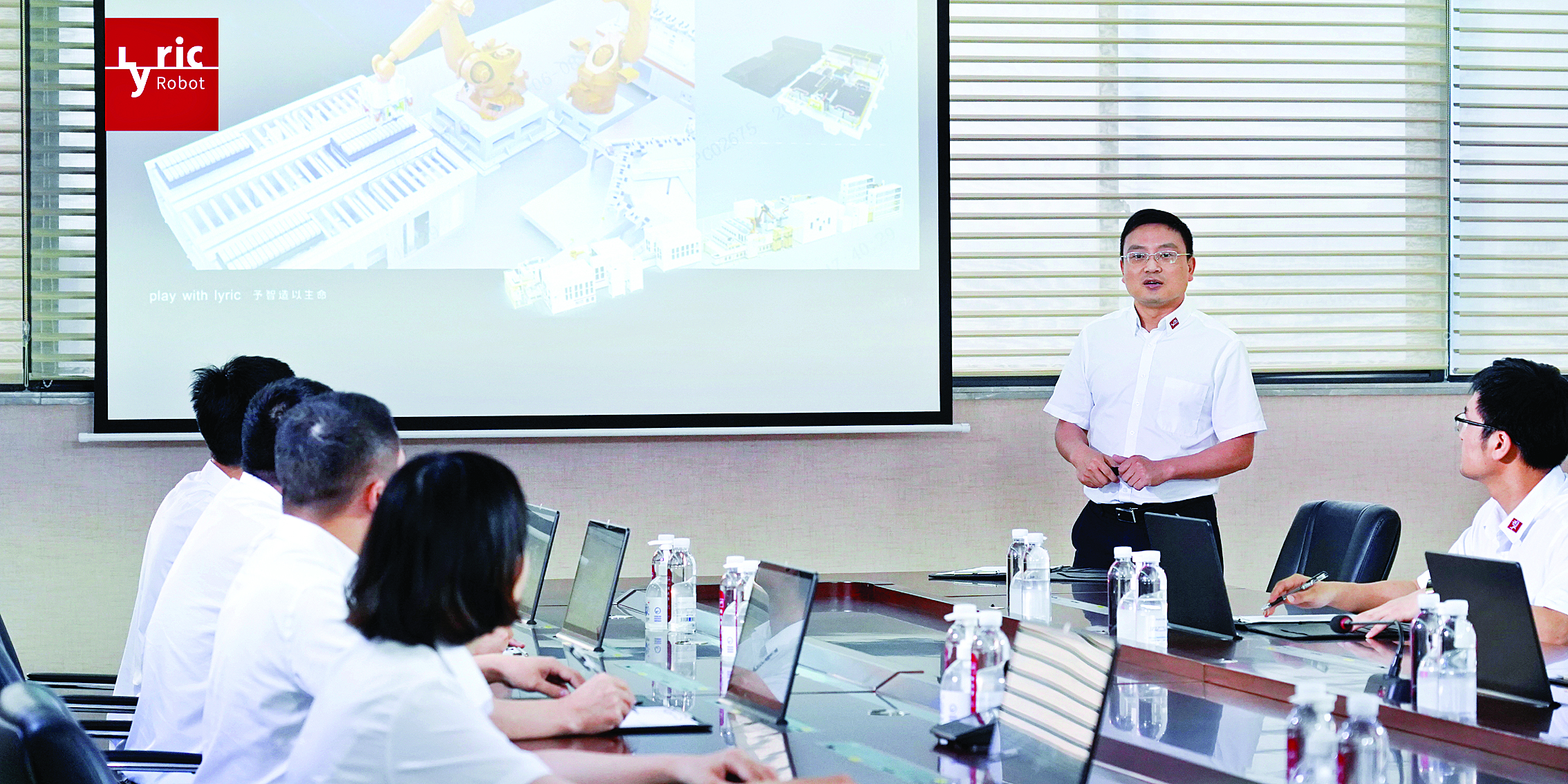     利元亨科技人才团队正在探讨技术研发。