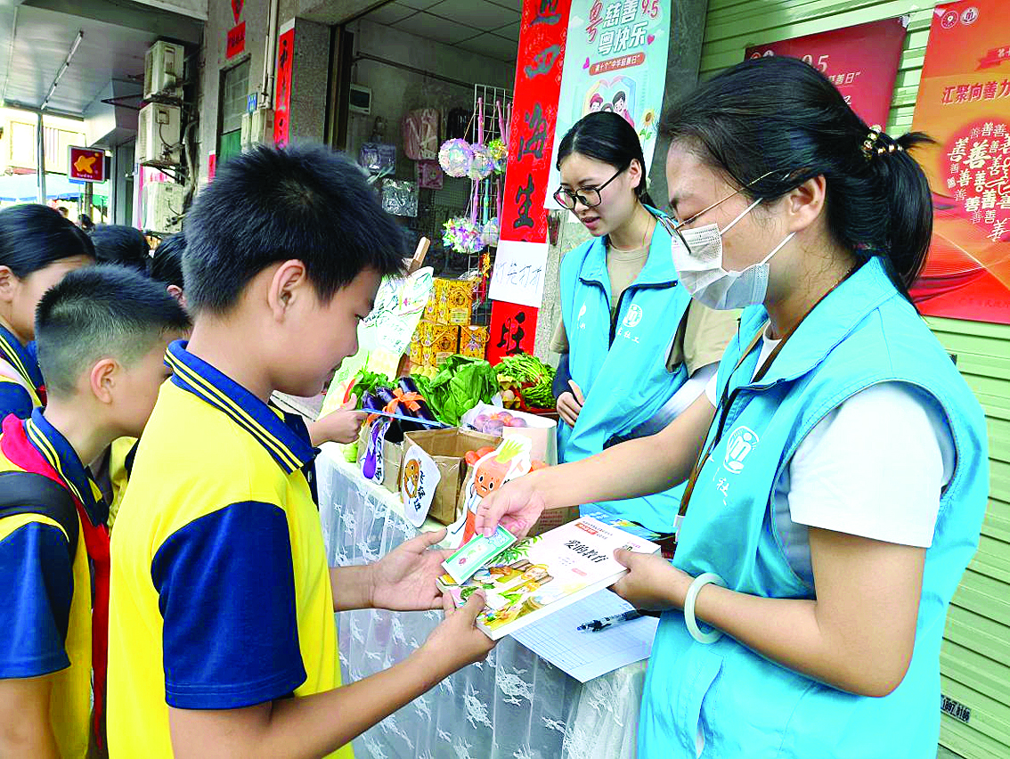     “以书换蔬”活动吸引了不少孩子参与。    惠州日报记者谢菁菁 特约通讯员龙明洪 摄