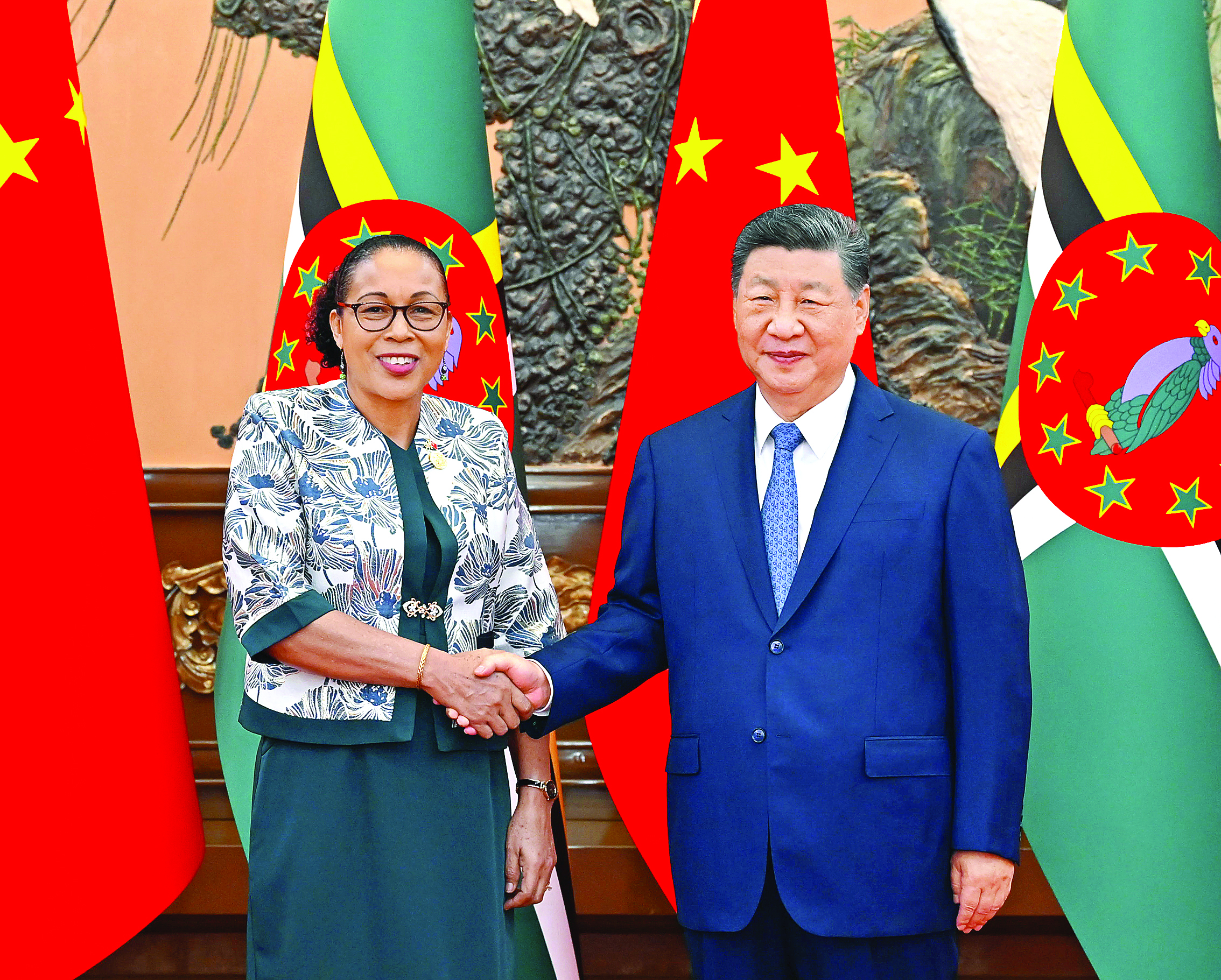     十月十四日上午，国家主席习近平在北京人民大会堂会见来华出席全球妇女峰会的多米尼克总统伯顿。新华社发