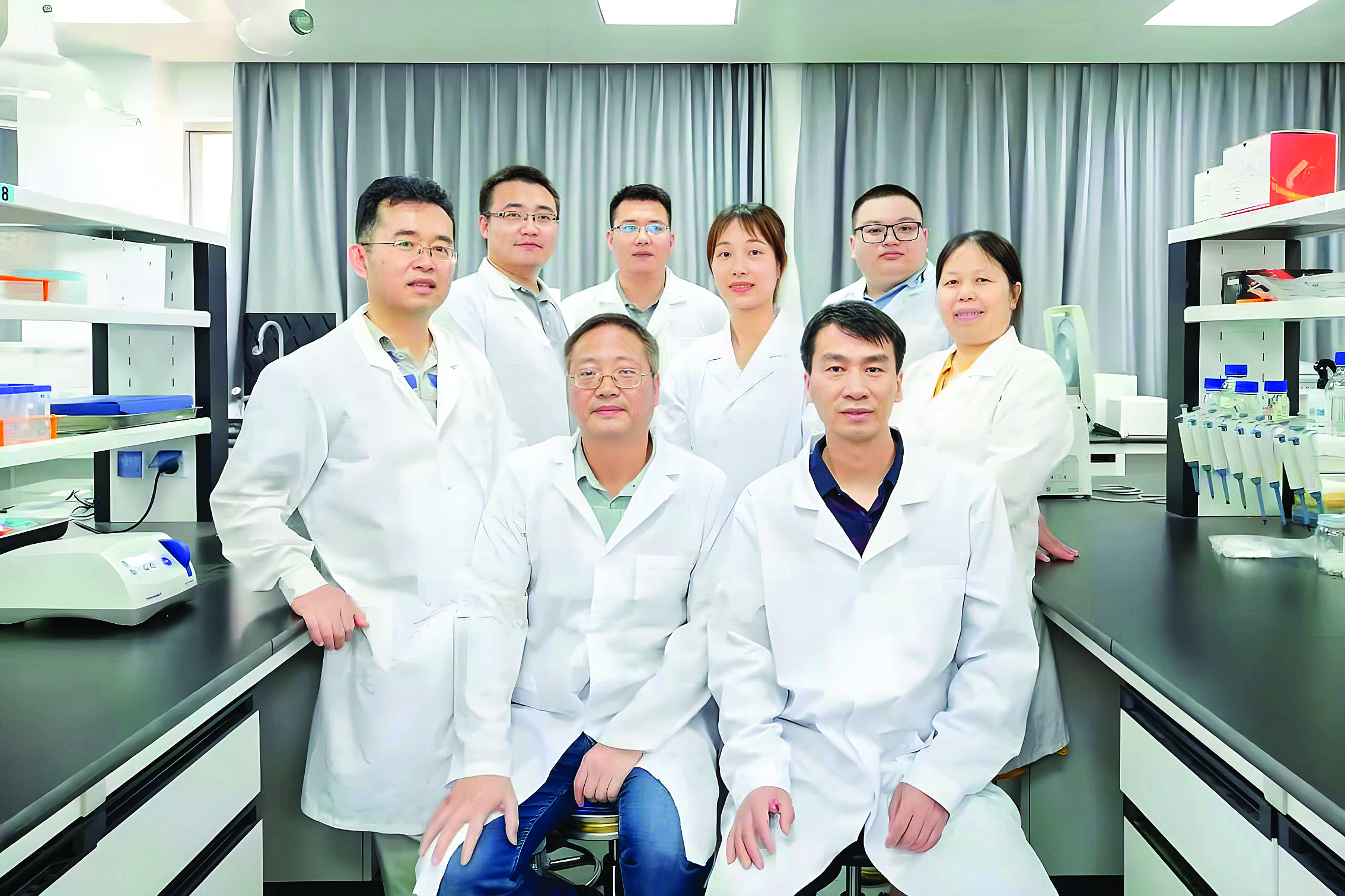 <p>    袁凯(后排左二）。受访者供图</p>