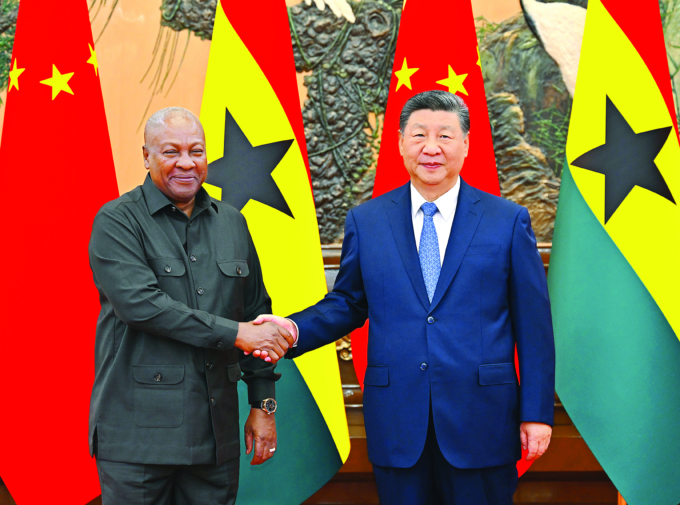     十月十四日上午，国家主席习近平在北京人民大会堂会见来华出席全球妇女峰会的加纳总统马哈马。新华社发