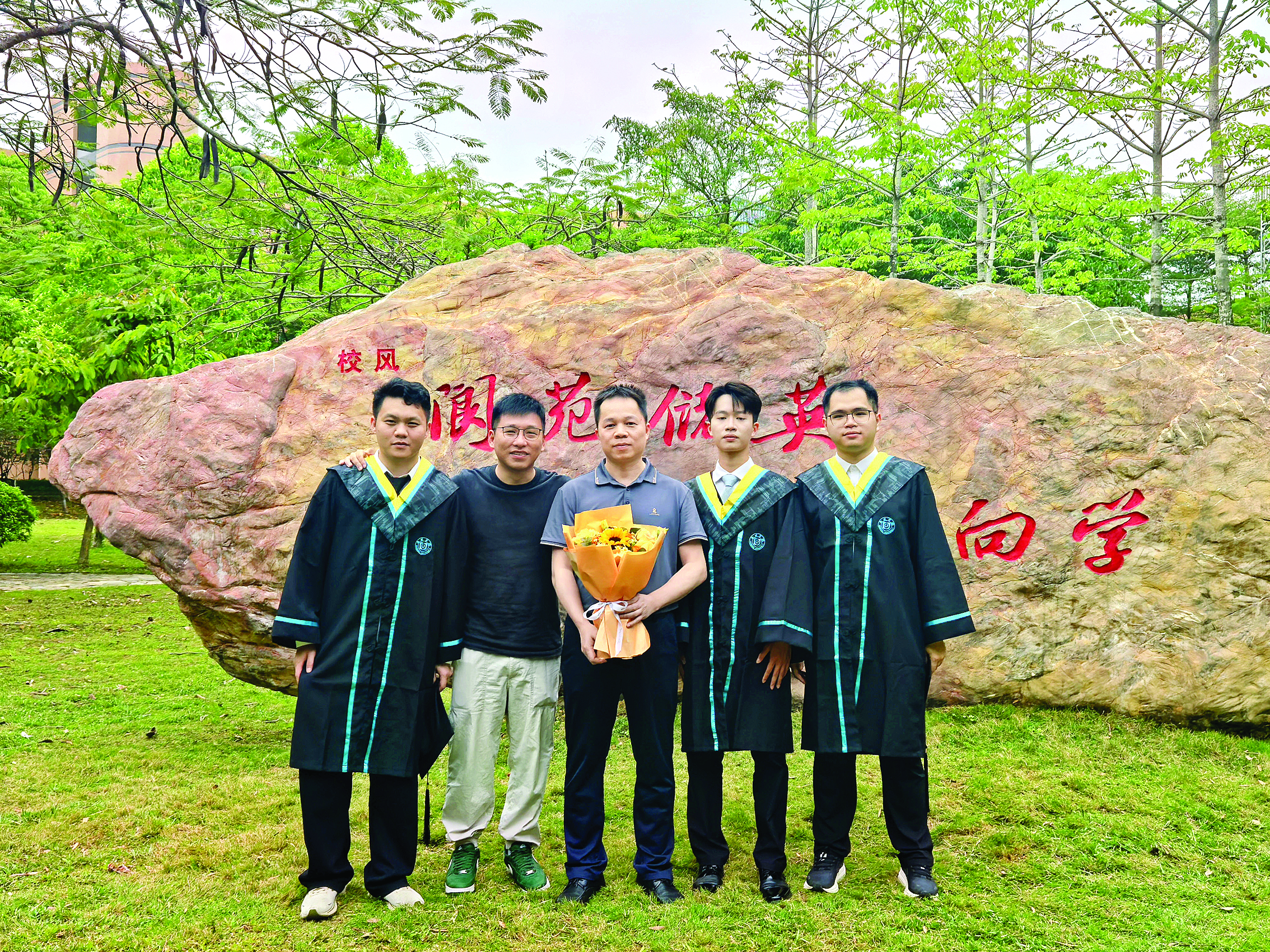 <p>    黄剑锋(图中）。受访者供图</p>