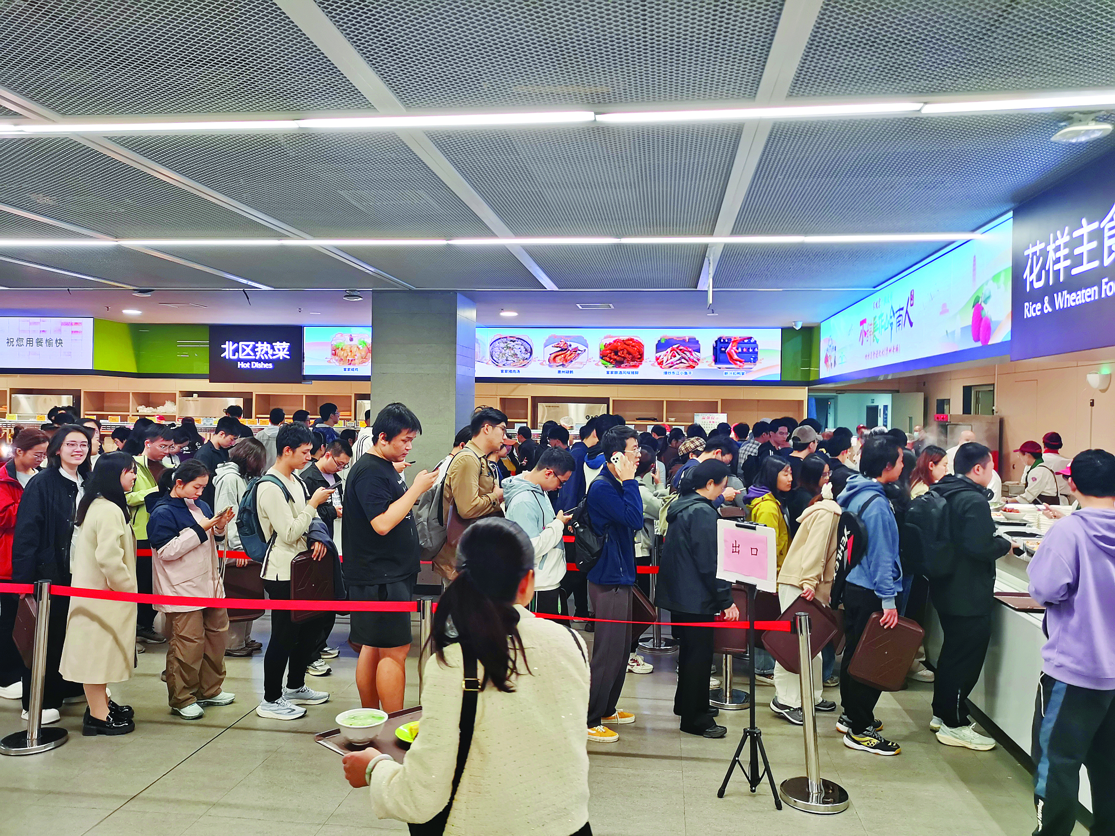     北大师生在惠州美食窗口前排起了“长龙”。通讯员李长远 摄