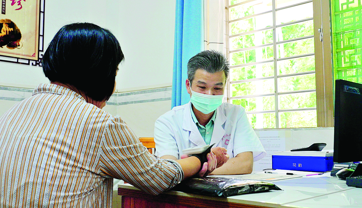     村民在龙田镇赖屋村卫生站看病。    惠州日报记者黄宇翔 通讯员龙门宣 摄