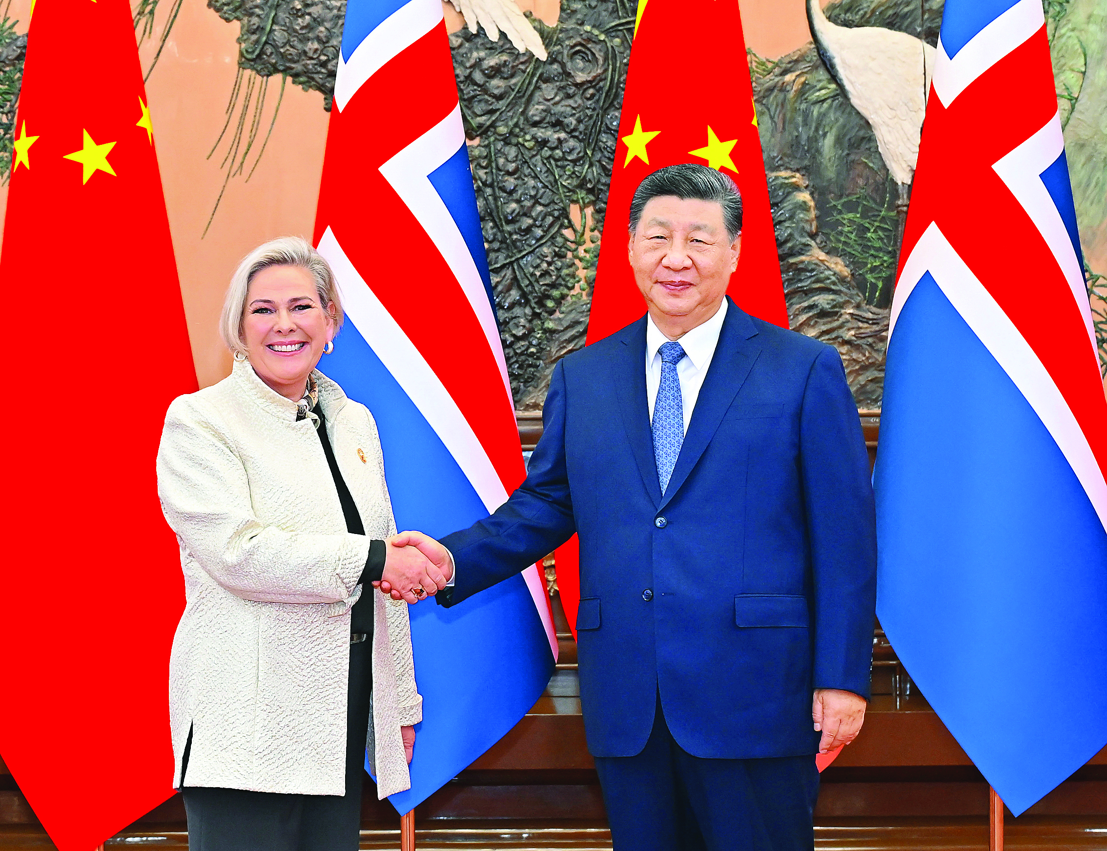     十月十四日上午，国家主席习近平在北京人民大会堂会见来华出席全球妇女峰会的冰岛总统托马斯多蒂尔。新华社发