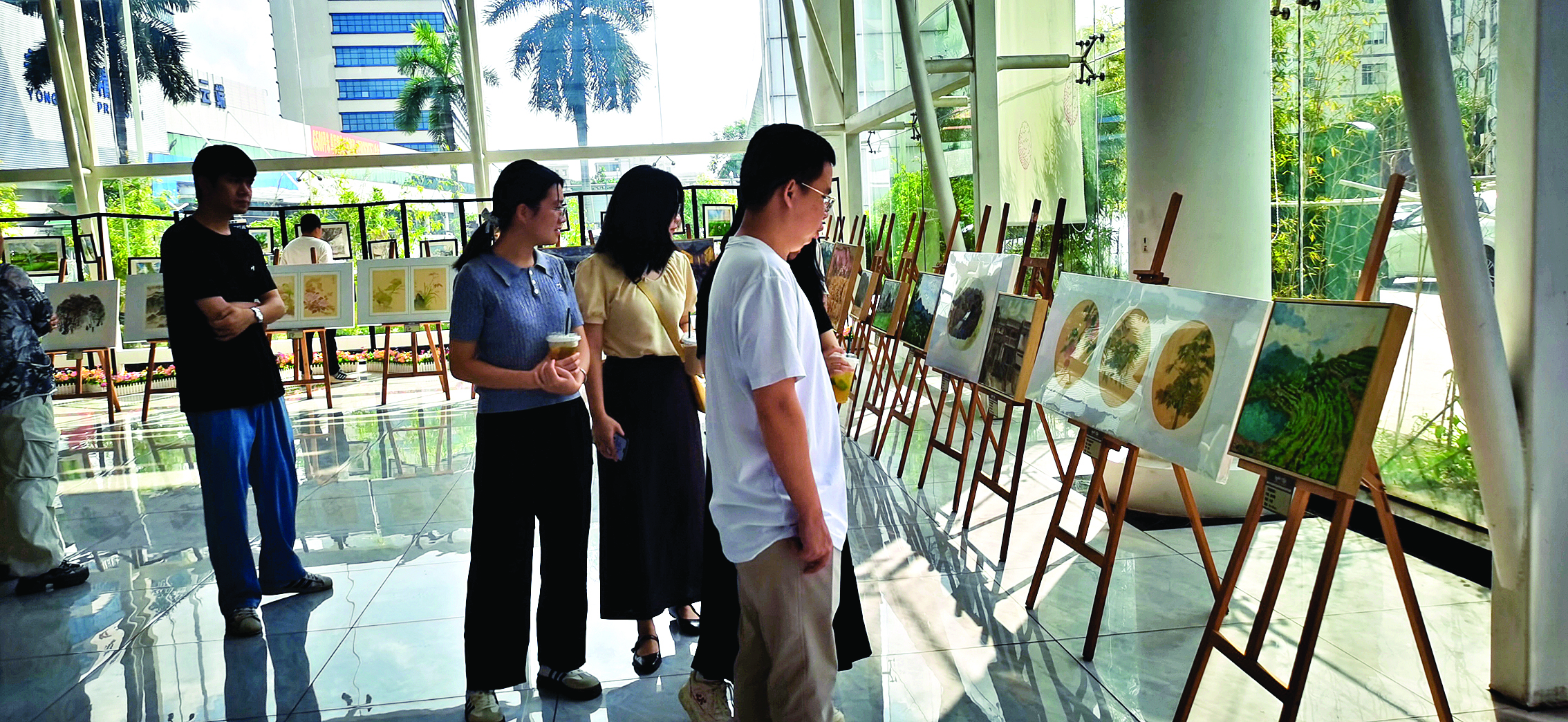     群众在参观“画乡村”展览。惠州日报记者刘乙端 通讯员惠仲宣 摄