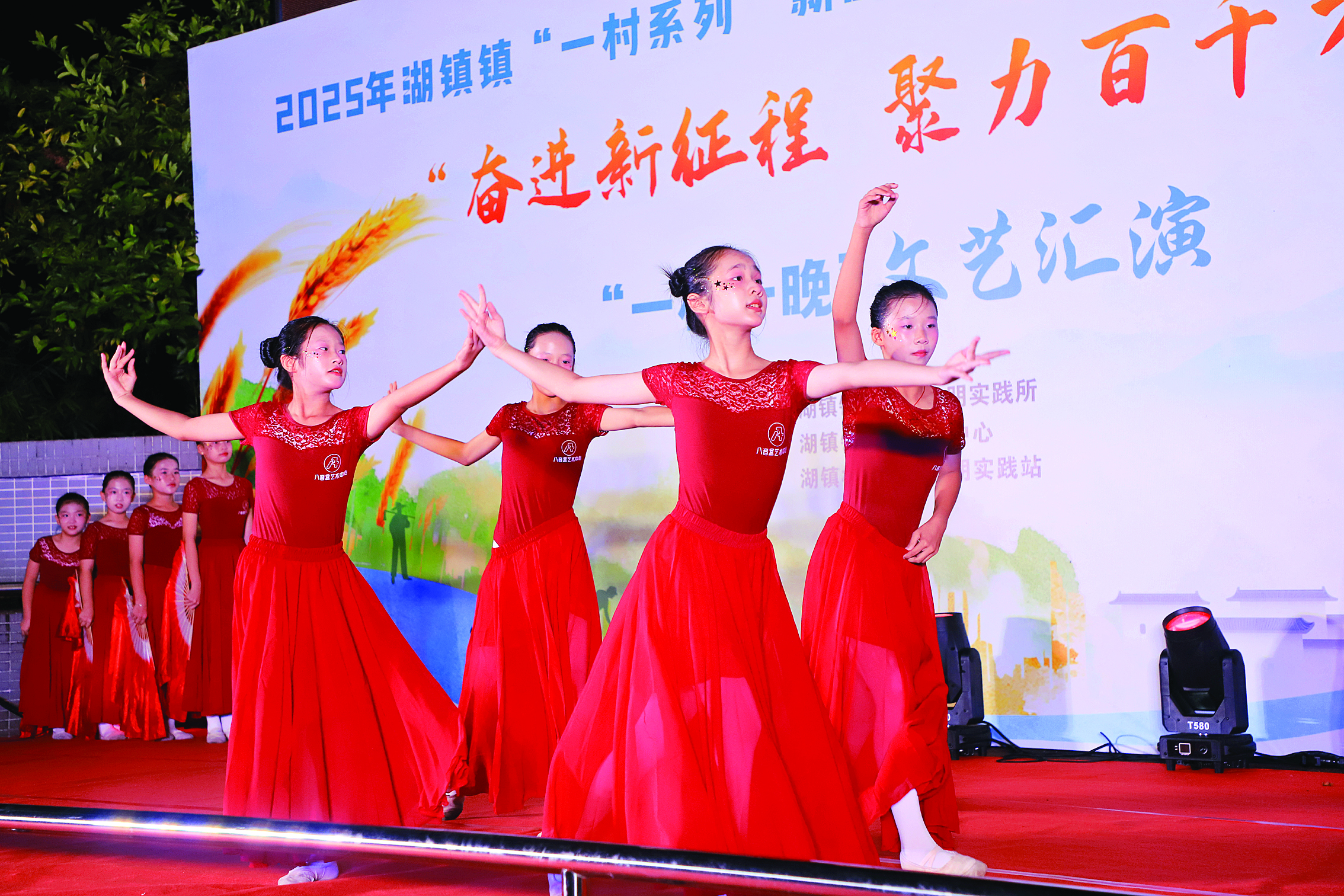     舞蹈队带来优美舞蹈。