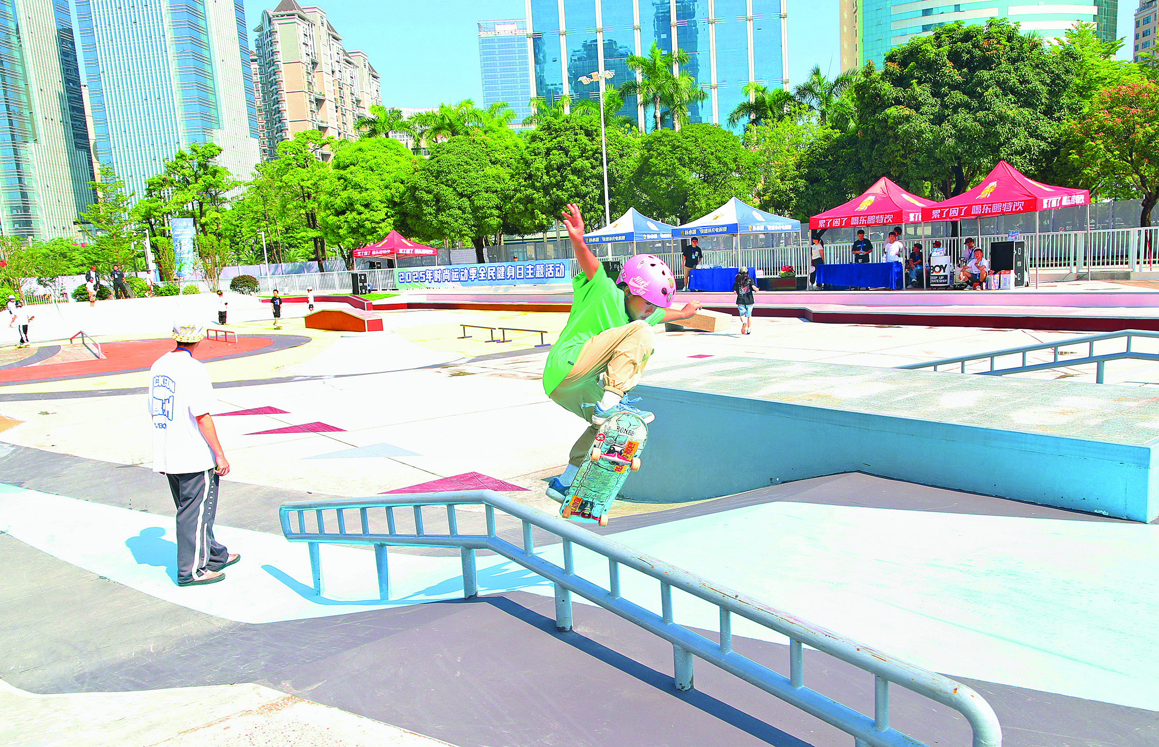    小朋友在体验滑板运动。惠州东江图片社供图