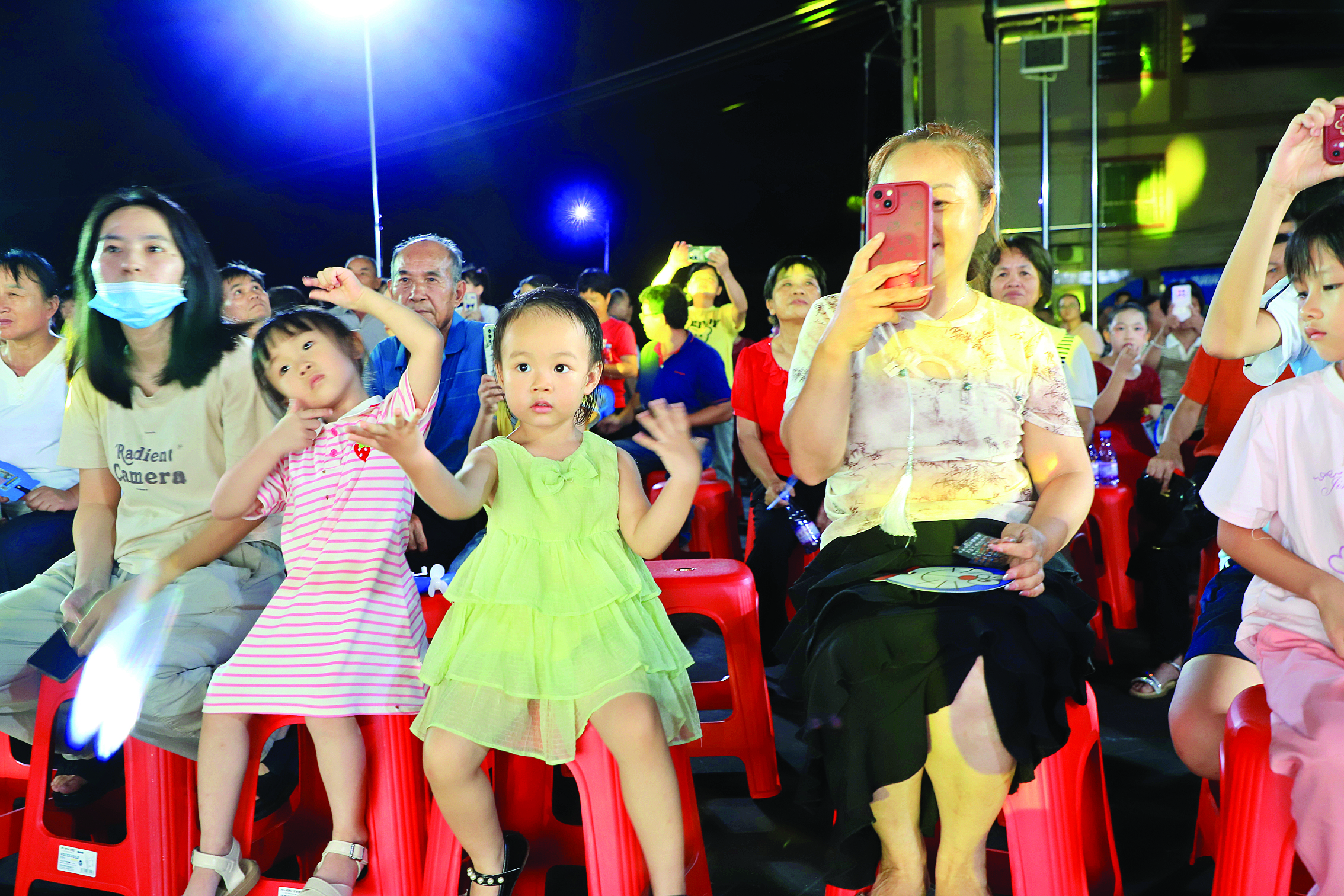    群众观看“村晚”热情高涨。