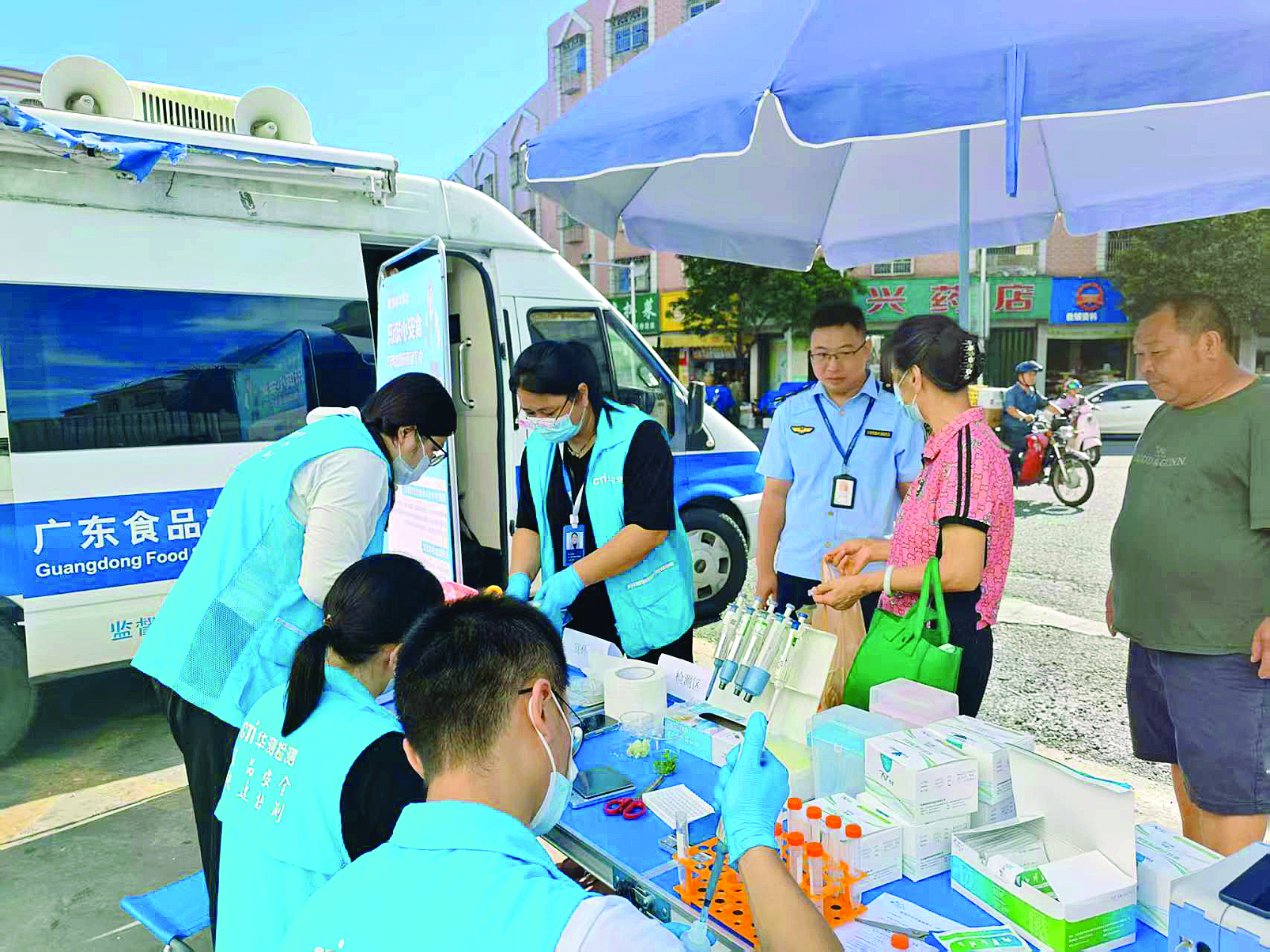     快检活动现场。惠州日报记者赖金朗 摄