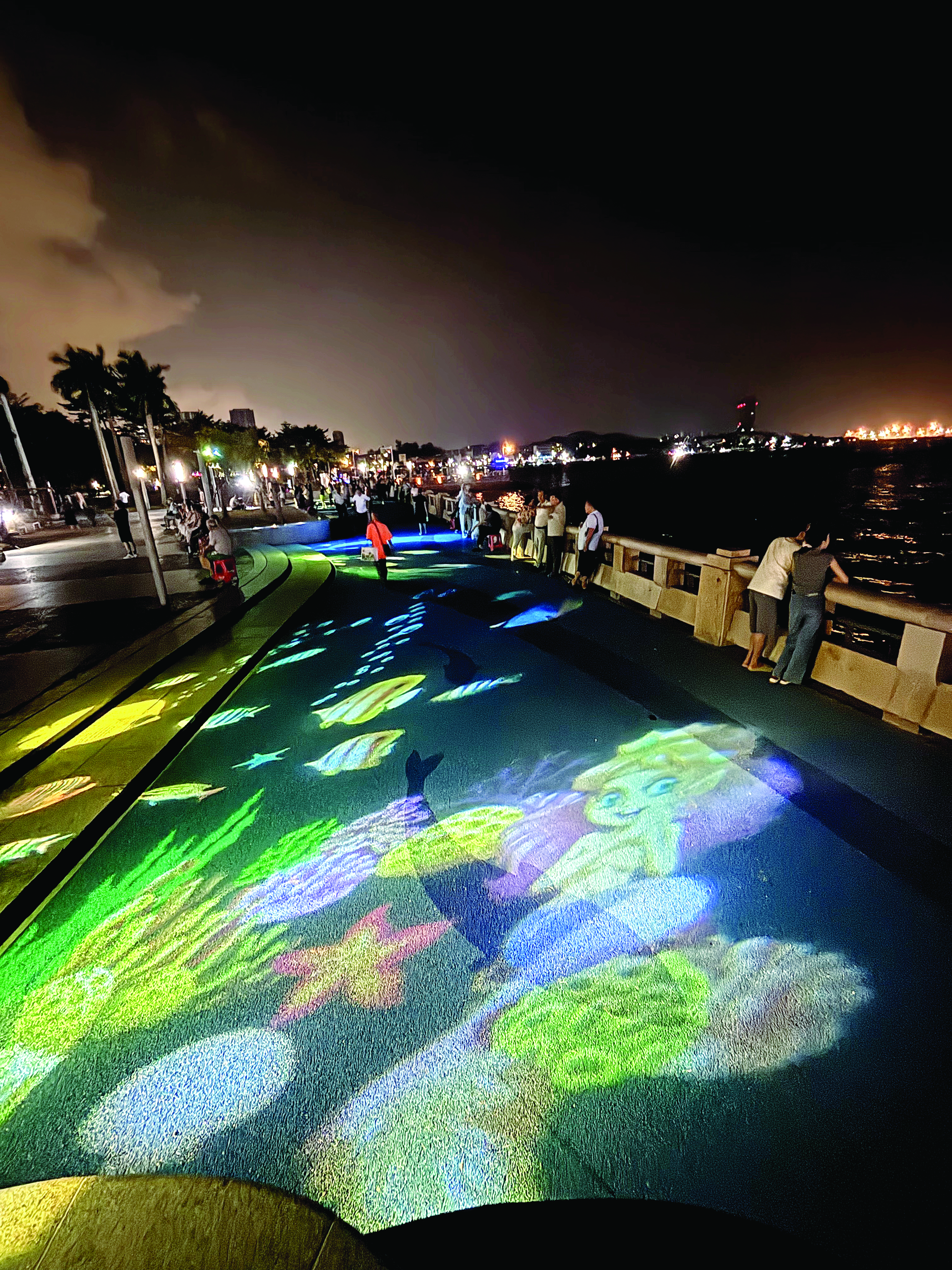     澳头滨海公园灯光璀璨。惠州日报记者曾静妍 摄