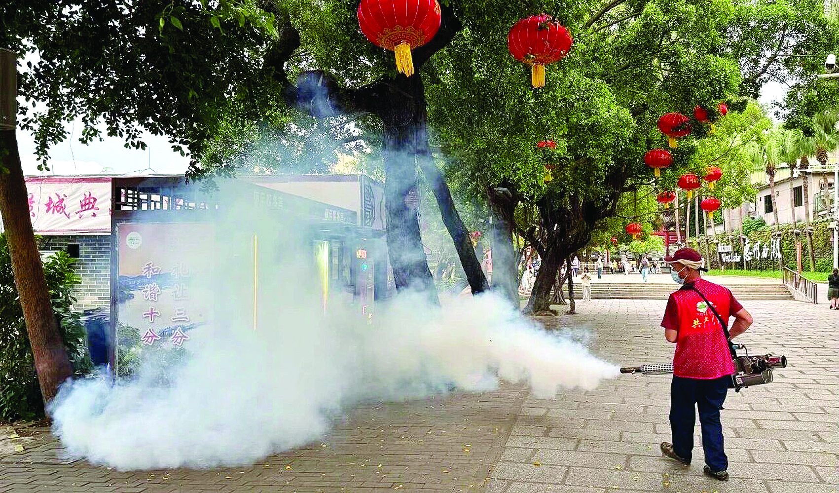     近日，在惠州西湖景区，党员干部们下沉一线，开展了一场细致的防蚊灭蚊与环境整治行动。惠州市西湖景区管理中心供图