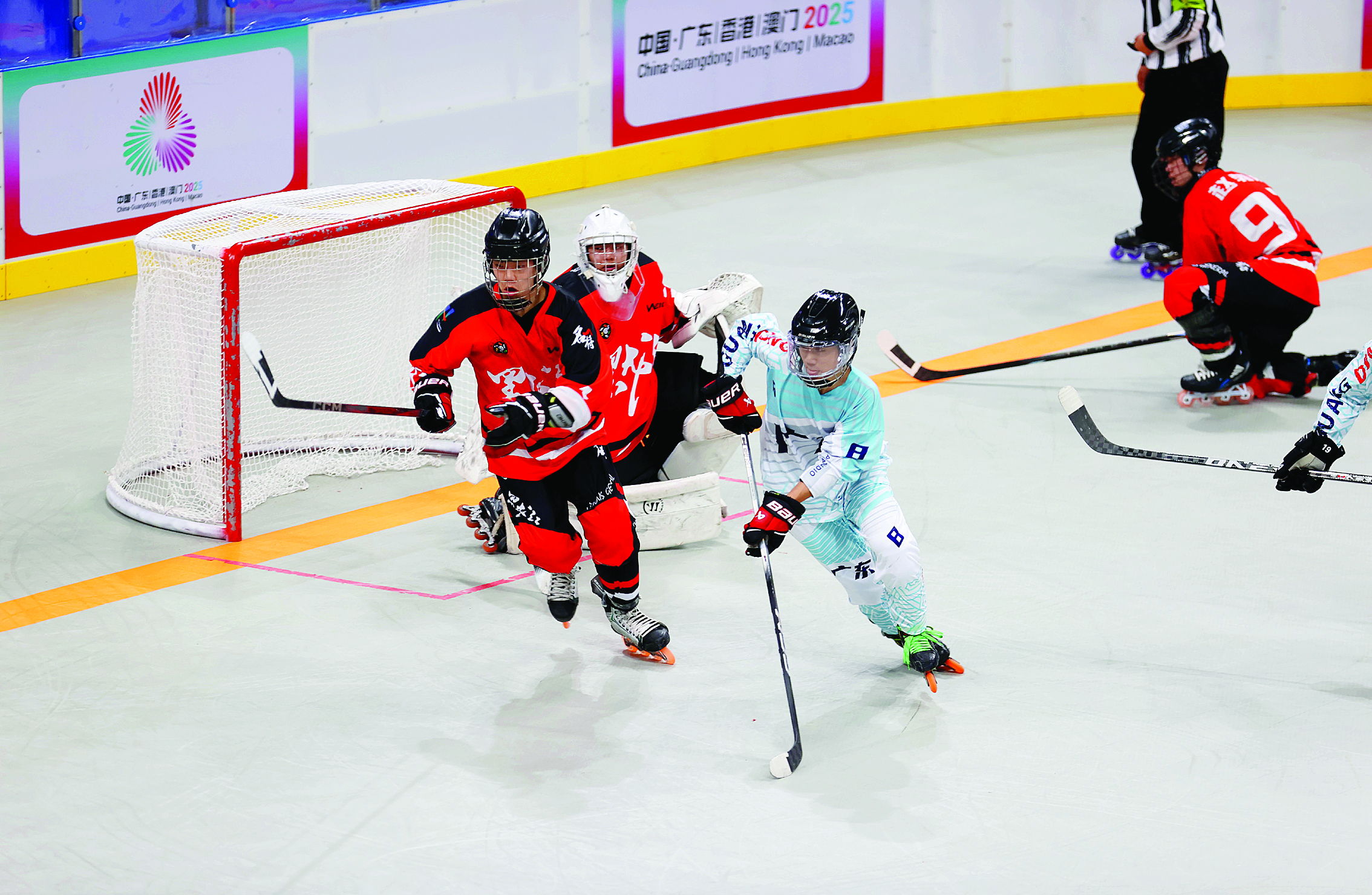     昨日的单排轮滑球比赛中，广东男队（蓝方）4：1战胜黑龙江男队。惠州日报记者杨建业 摄
