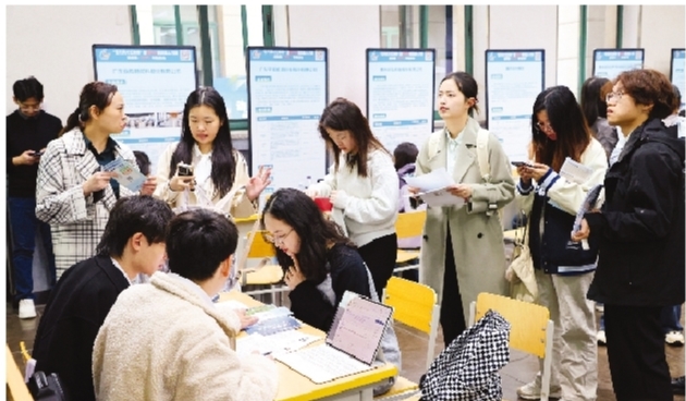     人大学子在我市的企业招聘位前咨询。惠州日报记者王建桥 摄