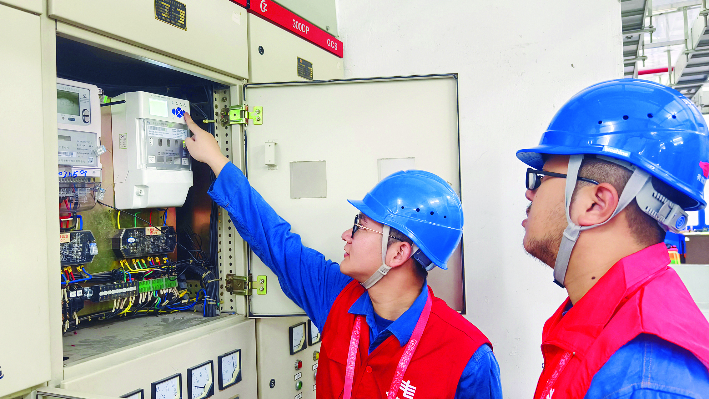     惠州供电局工作人员在赛事开始前检查智能融合终端。