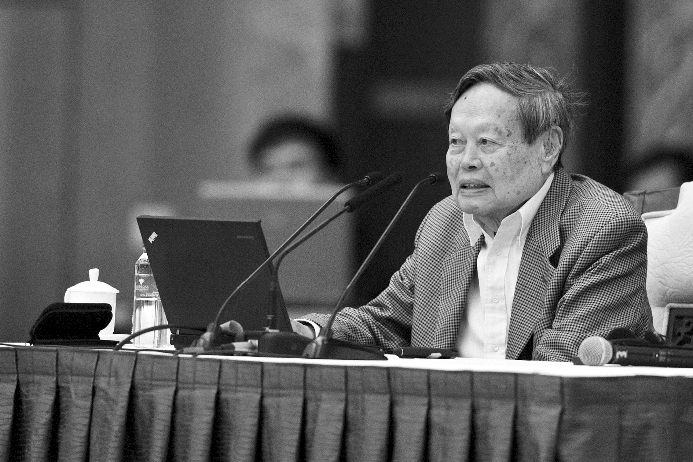     2013年5月25日，杨振宁在贵阳举行的“国际科学大师论坛”上演讲。