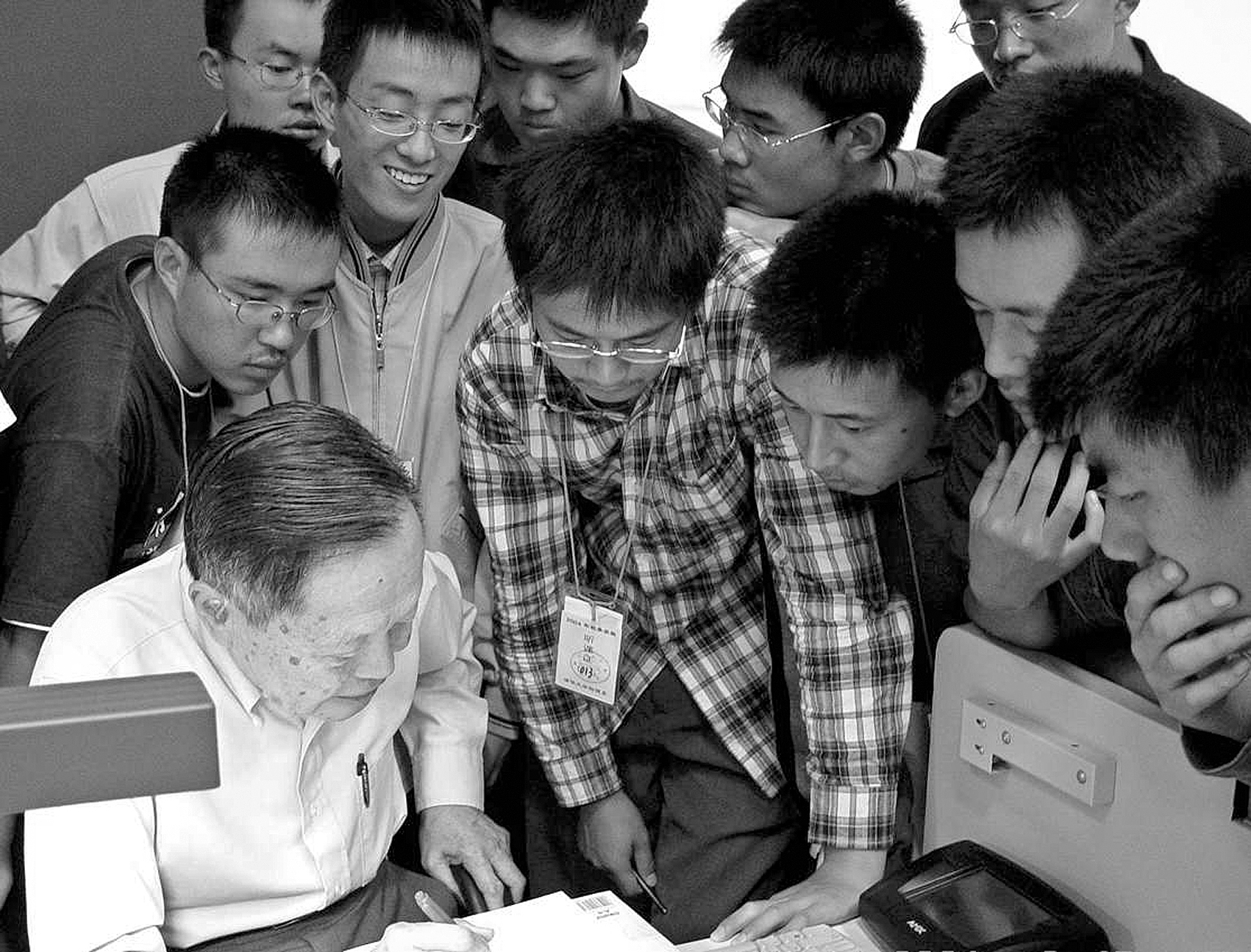     2004年9月，杨振宁在清华大学指导本科生。