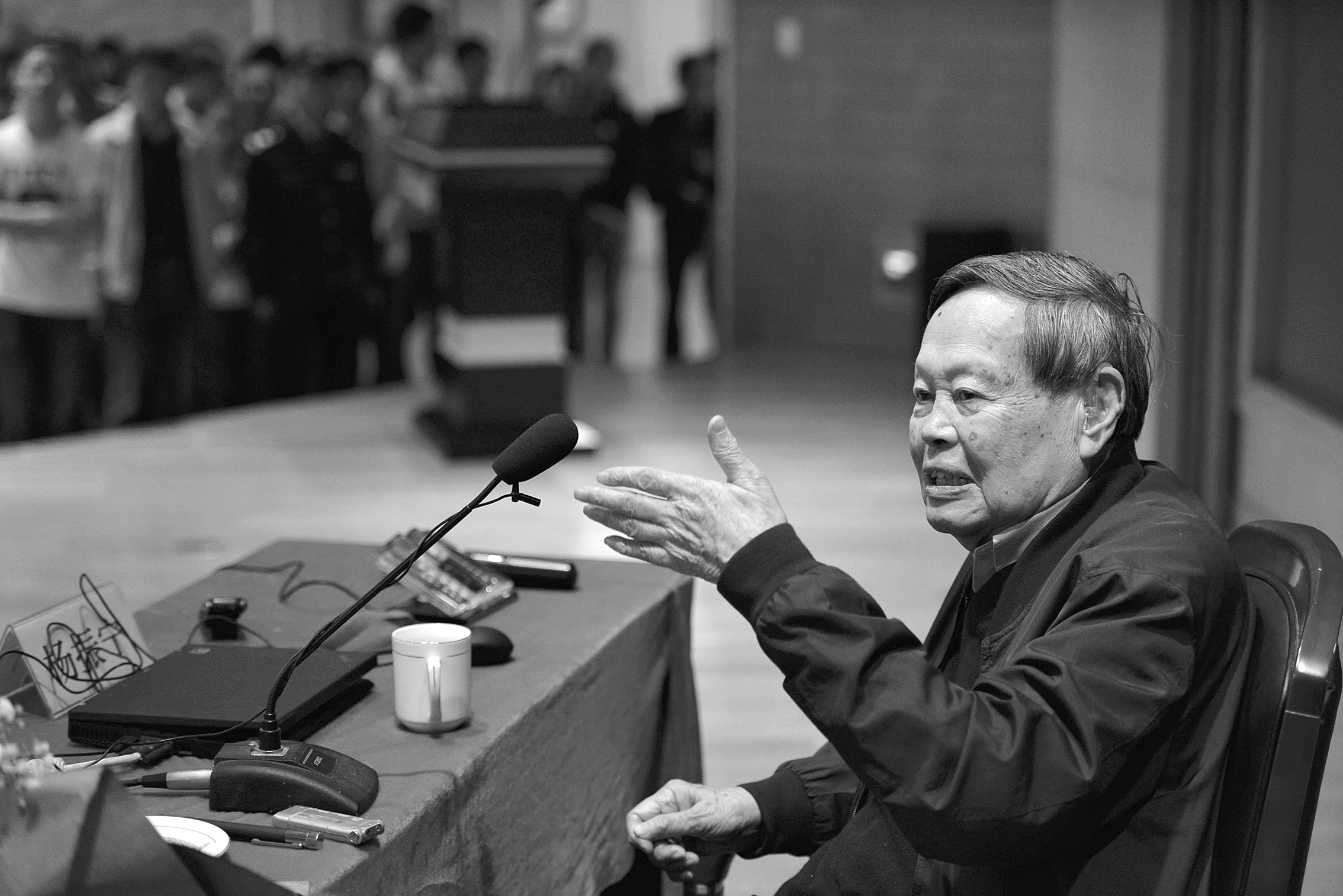     2014年4月14日，杨振宁在浙江大学演讲。