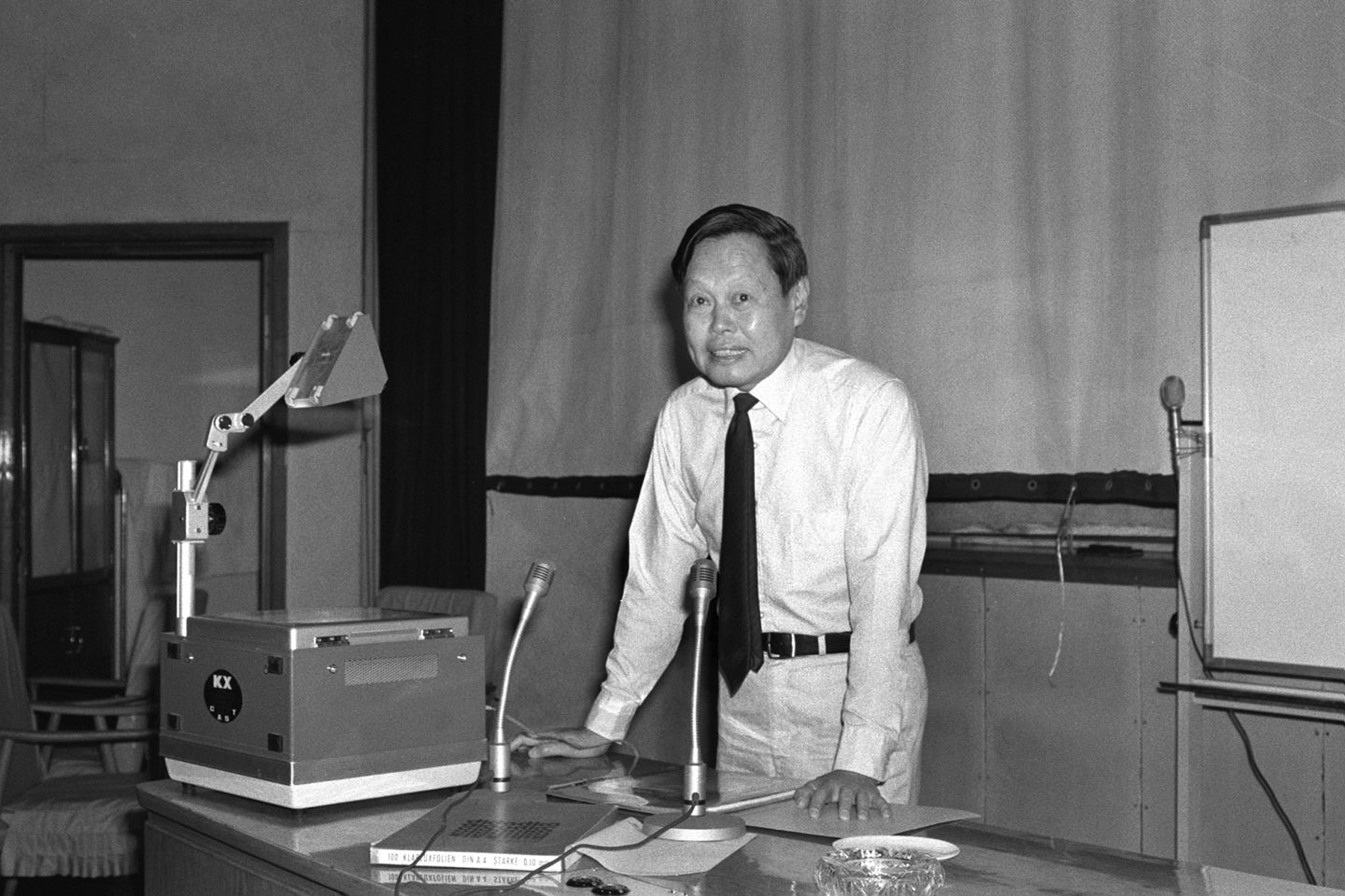     1986年5月26日，杨振宁在北京向来自全国各地的物理研究生和科研人员作报告。    本版图片 清华大学供图 新华社发