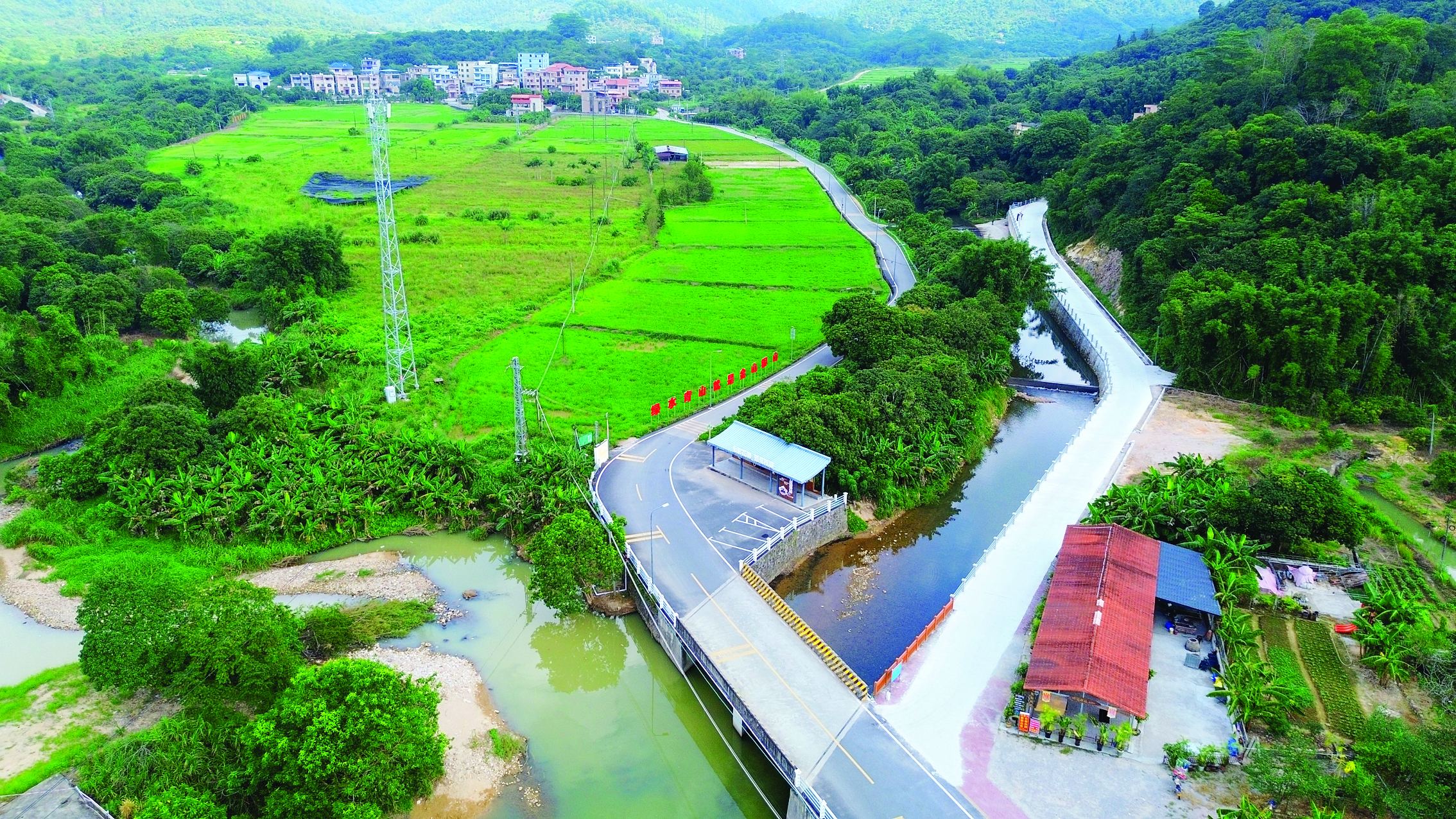     厚福龙村民小组新修建的”回家“路。    惠州日报记者许文昌 摄