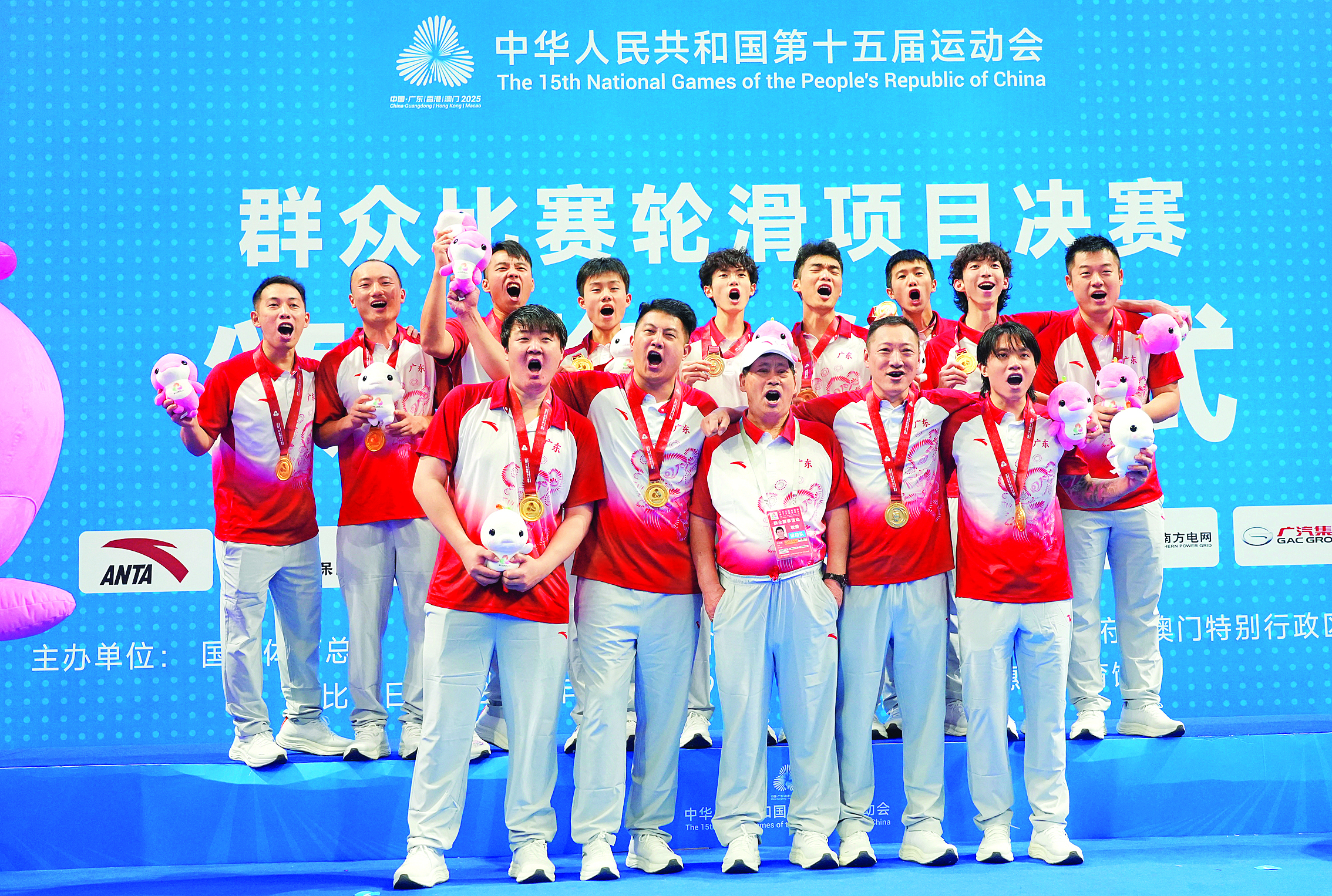     广东省单排轮滑球男子队夺冠后合影。惠州日报记者朱金赞 摄