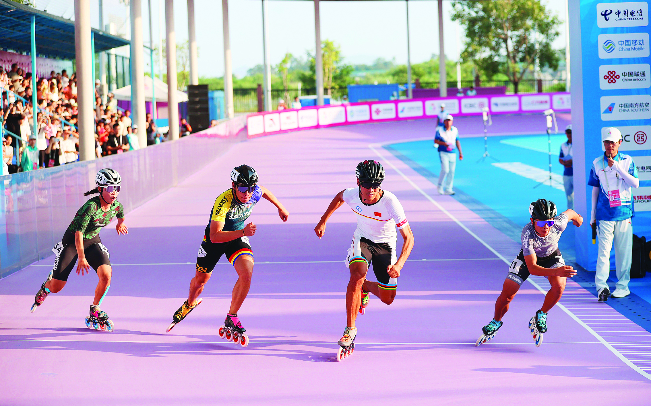     十五运会群众比赛轮滑项目速度轮滑3000米男女混合接力赛现场。惠州日报记者杨建业 摄