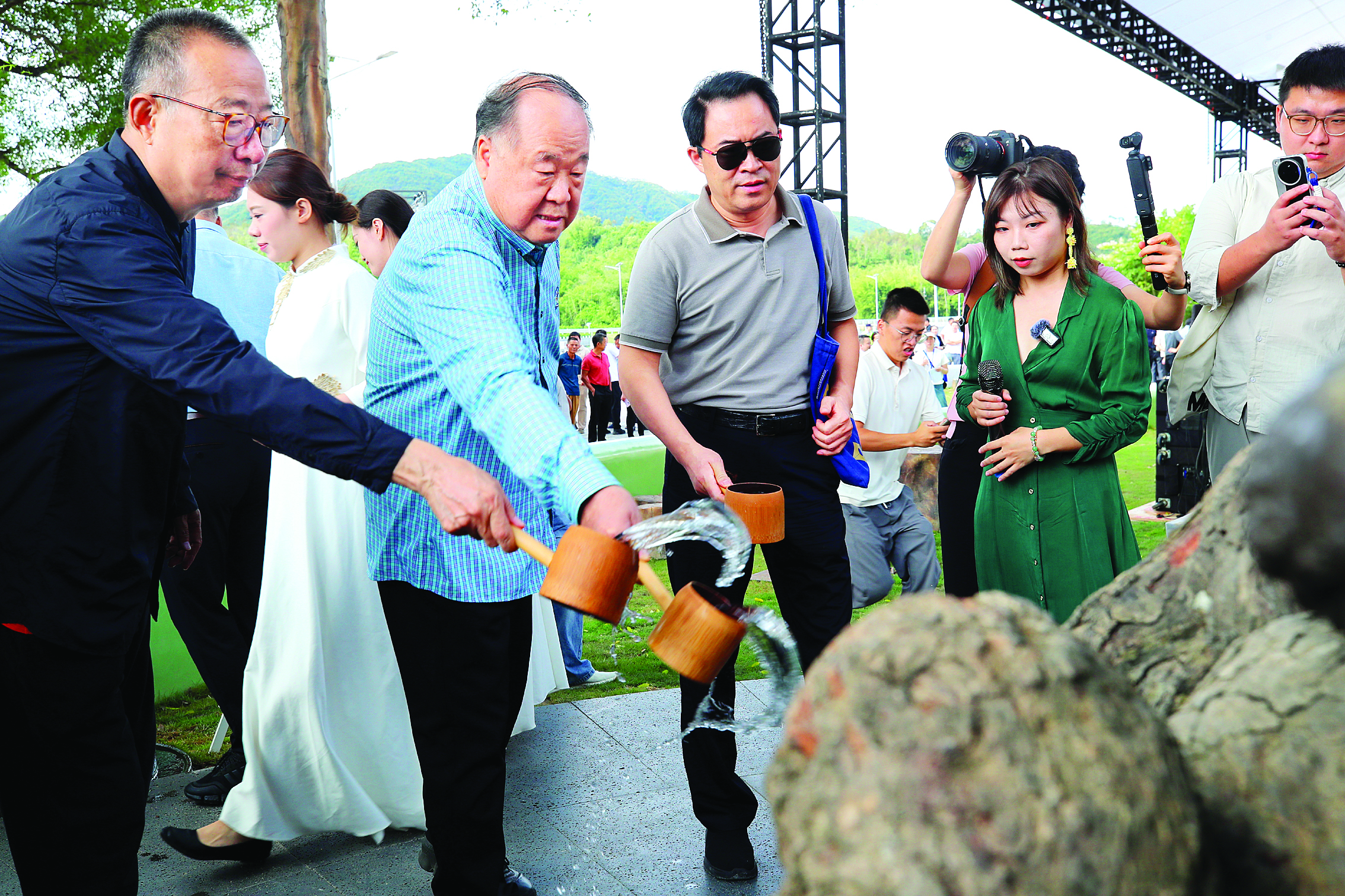 <p>    莫言等大咖为古榕树浇水祈福。</p>