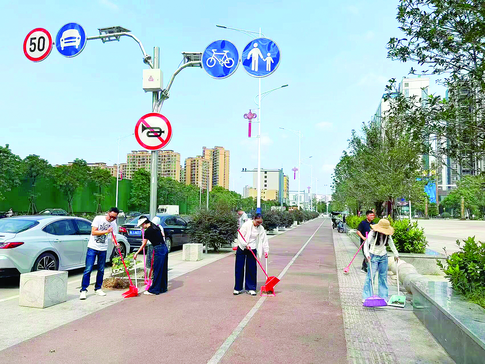     龙溪街道干部群众清扫卫生。惠州日报记者李燕文 通讯员龙溪宣 摄