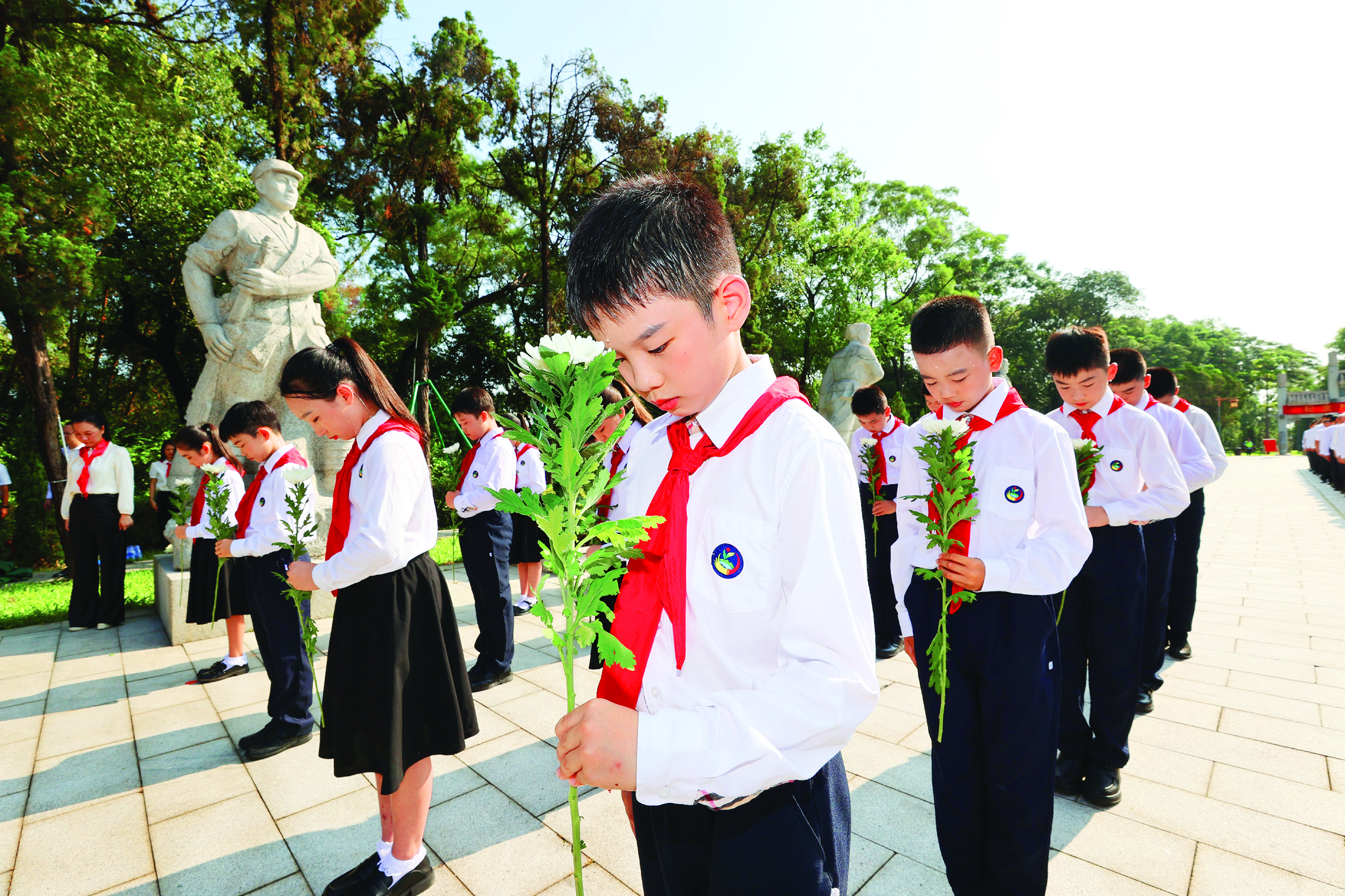     我市少先队员代表在东江人民革命烈士纪念碑前向革命烈士表达崇高敬意。