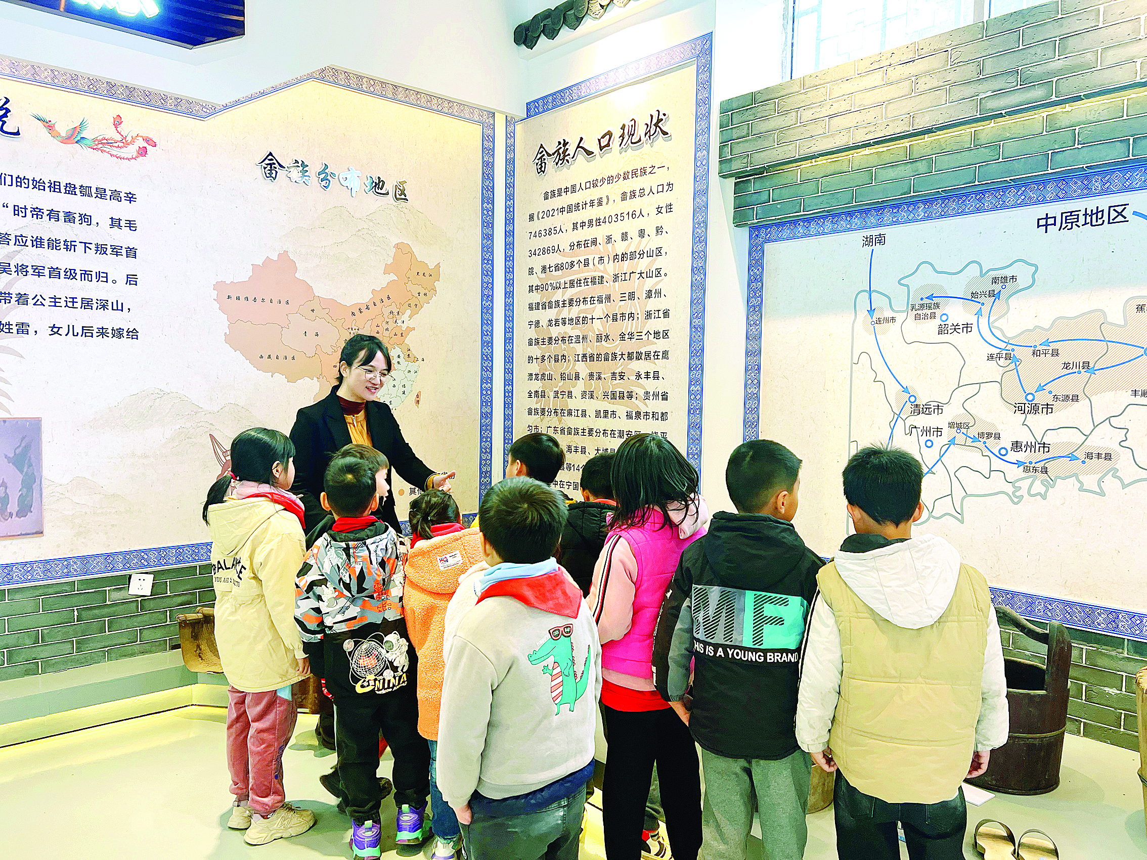     蓝计香给孩子们讲解畲族文化。图片由采访对象提供